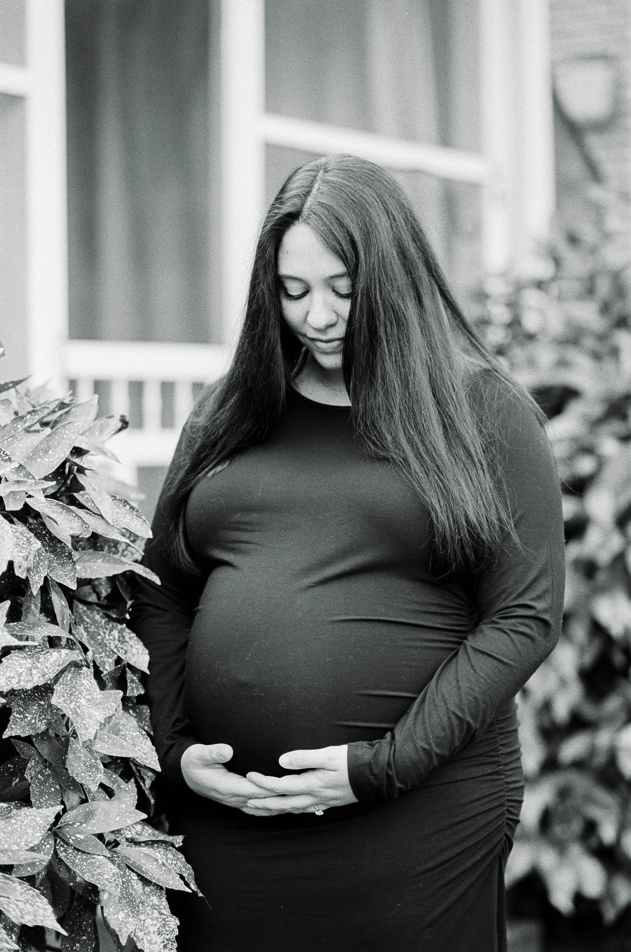 intimate-pregnancy-session-on-film.jpg