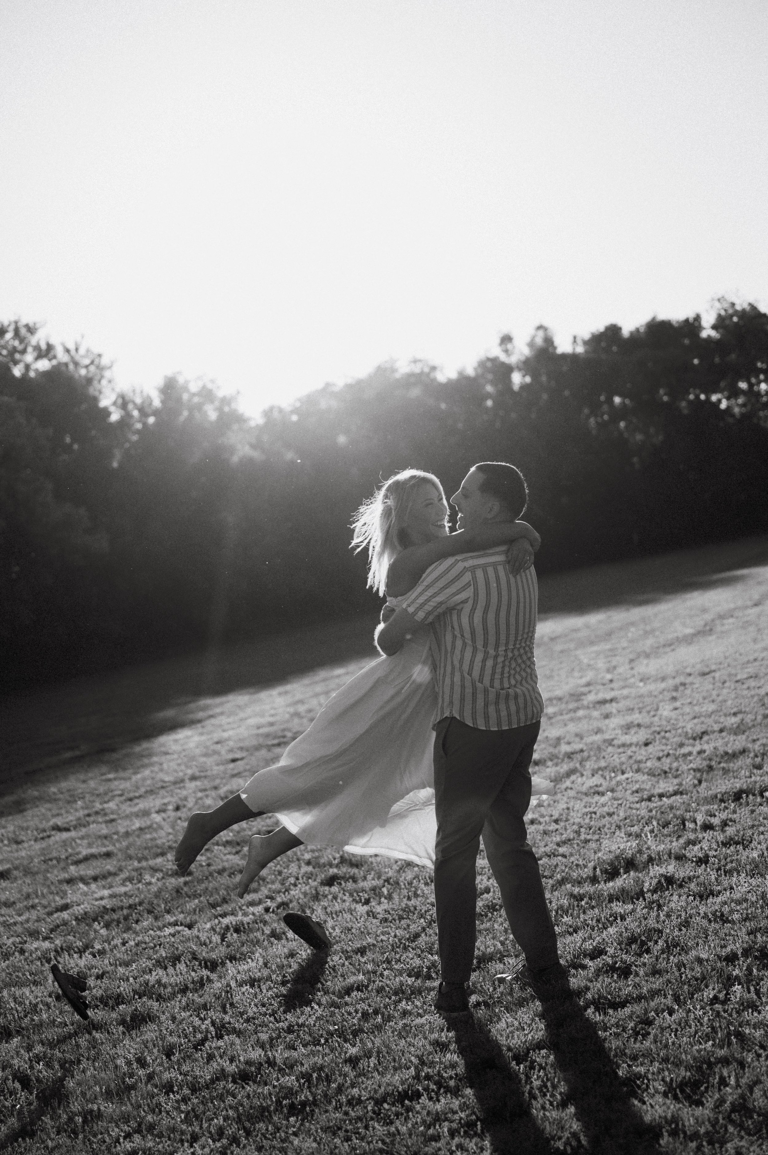hannah-louise-photo-richmond-engagement-session-barefoot-field.jpg