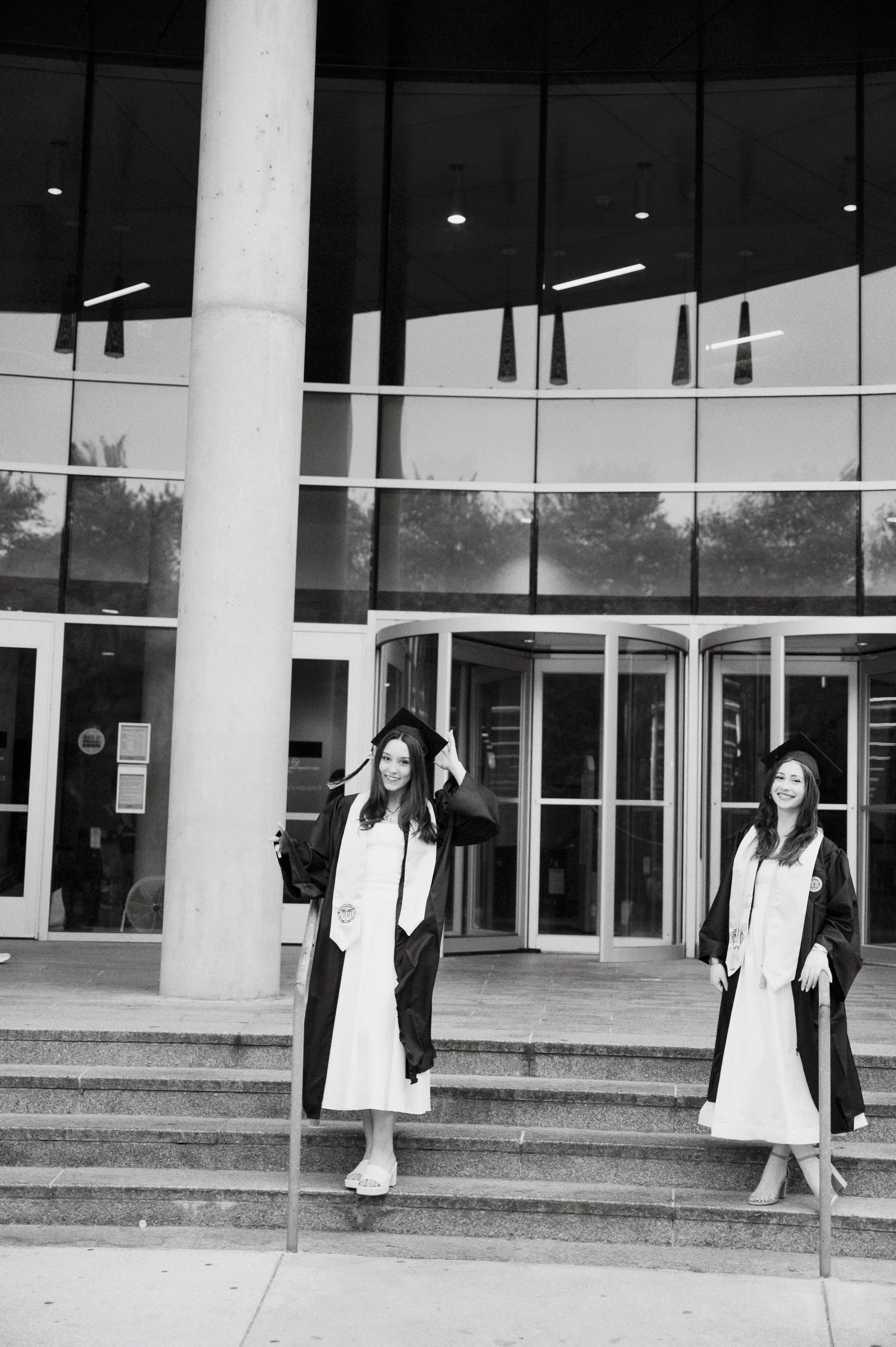 richmond-va-vcu-graduation-library-best-friends-hannah-louise-photo.jpg