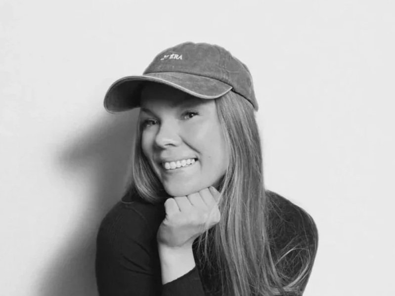Clara Holmslund fra Projekt 01, ekspert i brand strategi, visuel identitet og design.