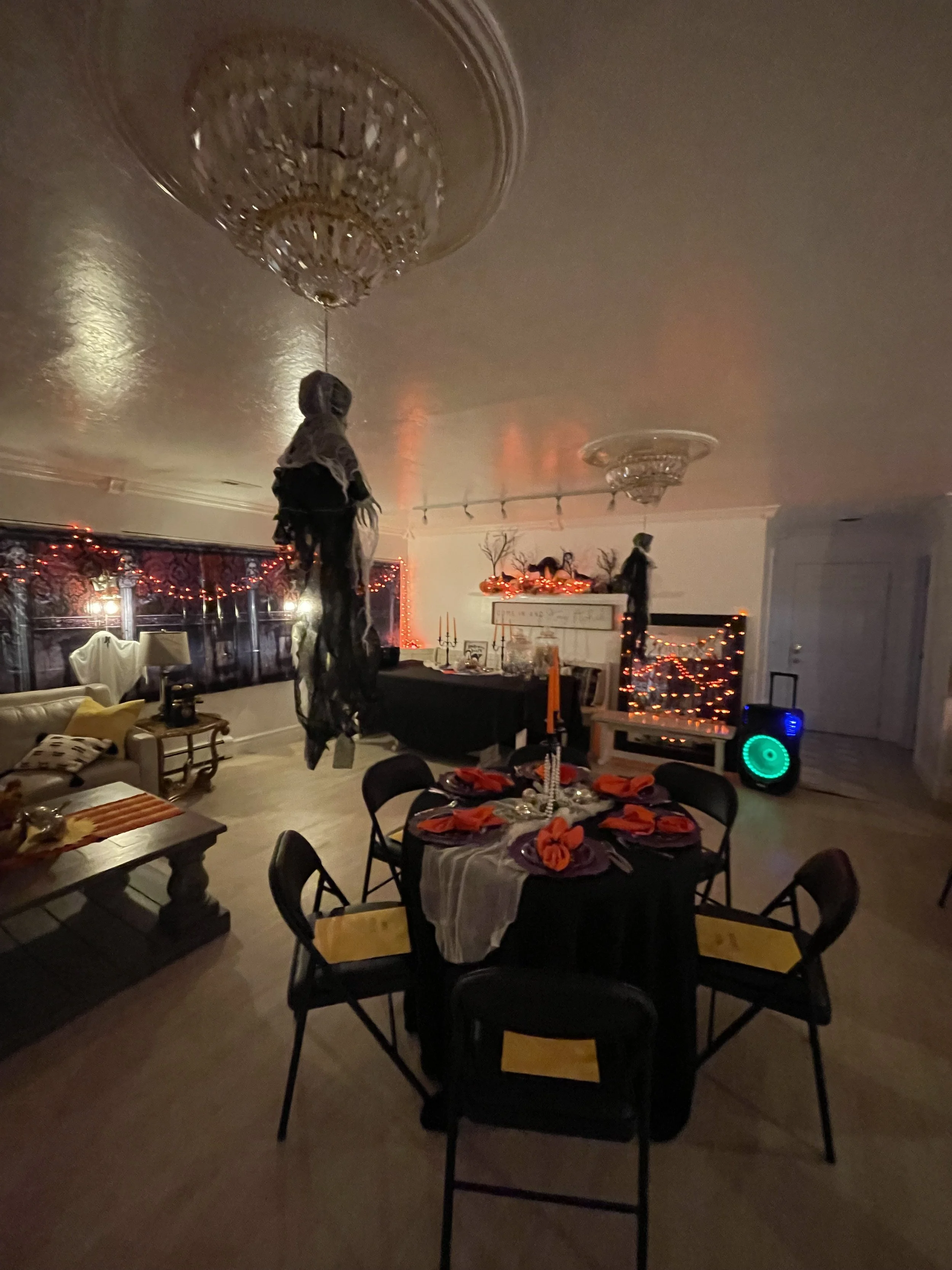 Haunted house murder mystery overview theme and decorations