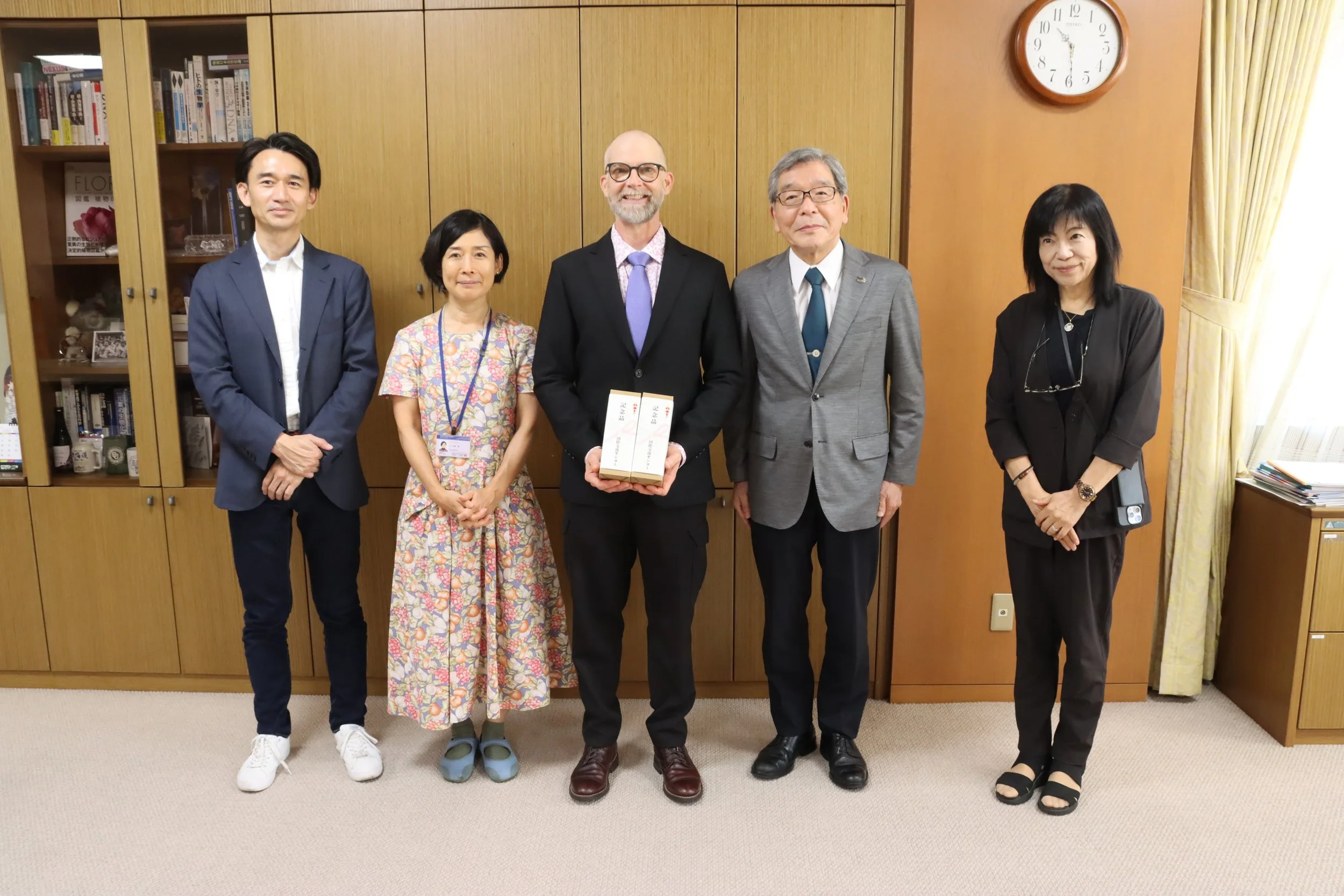 Chubu University Visiting Professorship painting handover