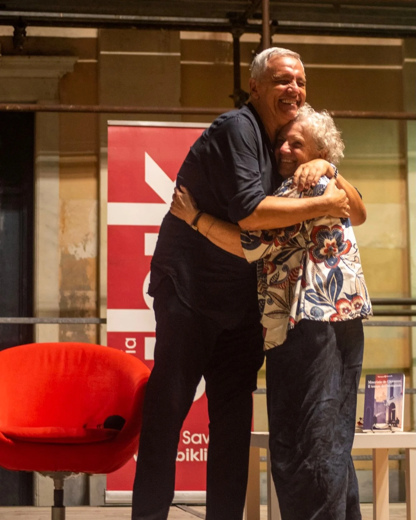Nel weekend abbiamo chiuso Parole Ubikate in mare: prima ad Albissola Marina, poi a Savona. Venerd&igrave; &egrave; toccato a @maurizio_de_giovanni che di questo festival &egrave; ormai un amico.

Con lui abbiamo parlato del tempo, che nei suoi libri