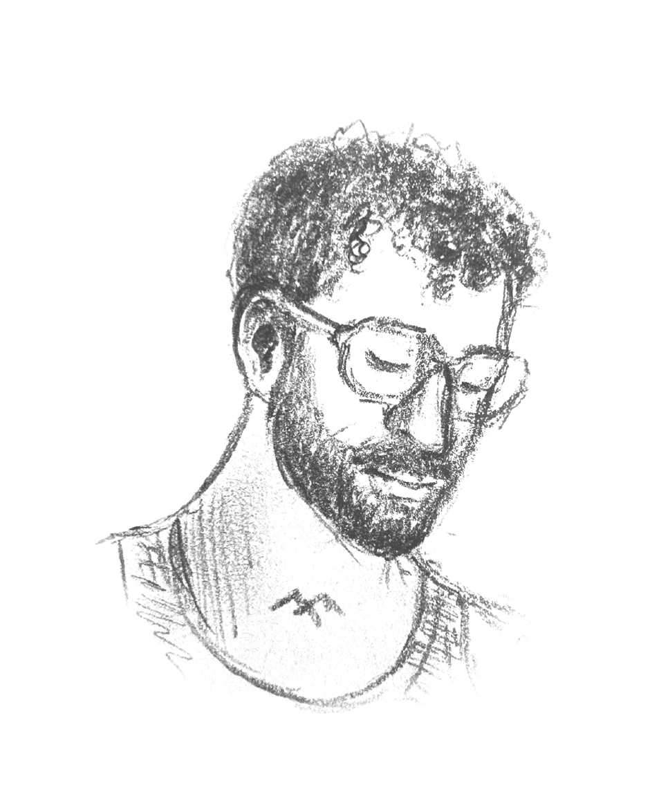 Retrato em esboço de um homem com óculos, barba, cabelo curvo e usando camiseta, sorrindo levemente.