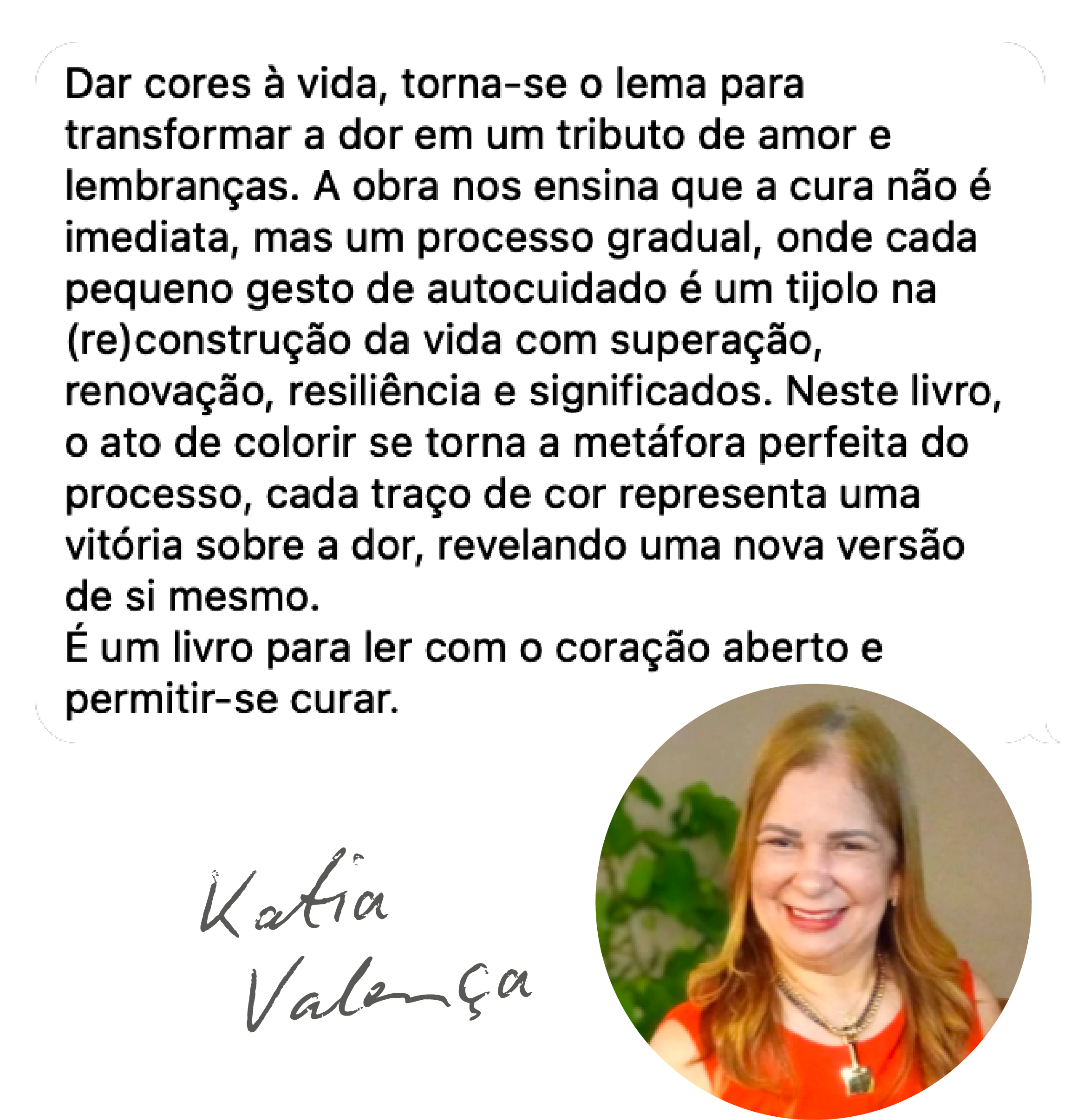 Mulher com cabelo ruivo, sorrindo, vestindo blusa vermelha e colar, ao fundo de árvores.