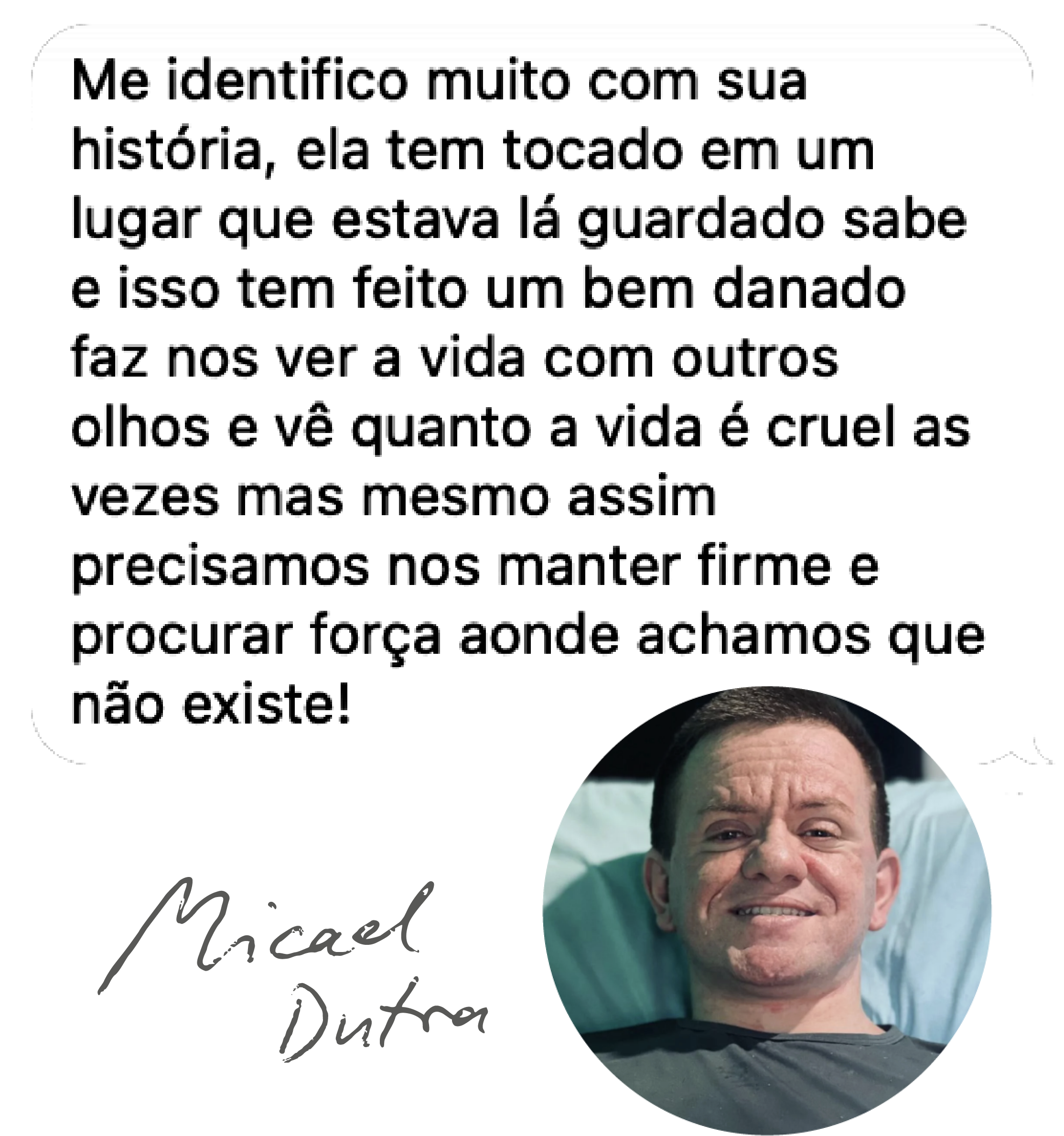 Pessoa sorrindo, de cabelo curto, usando uma camiseta cinza, em um ambiente descontraído.