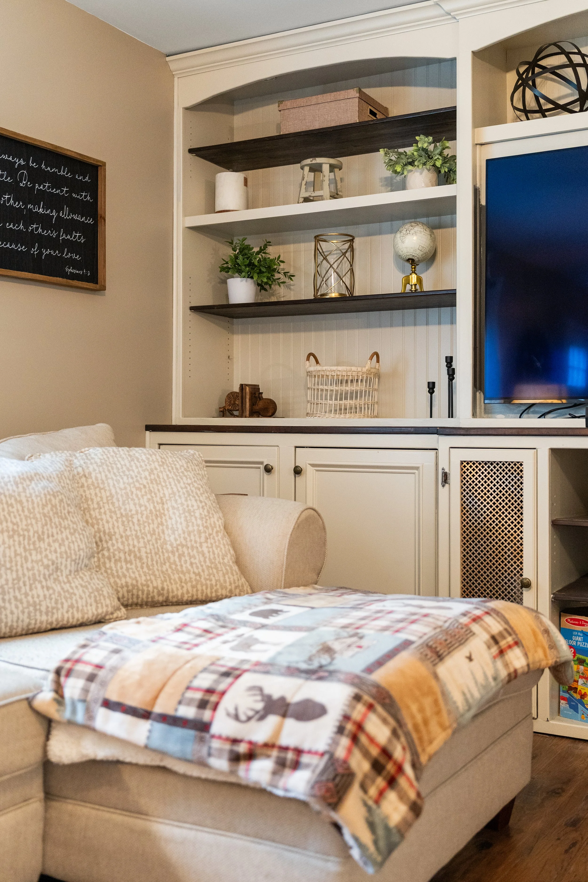 199 SILVER PINE_LivingRoom (1).jpg