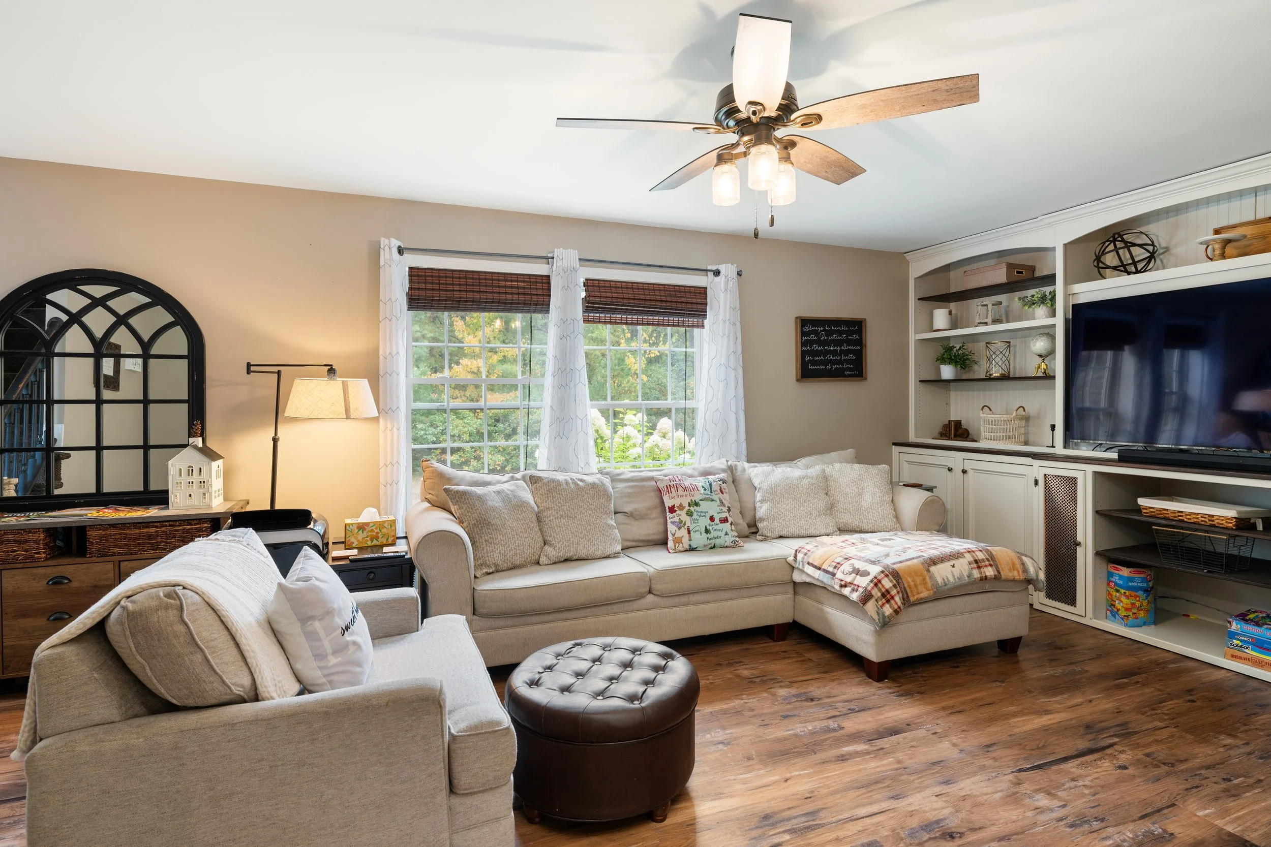 199 SILVER PINE_LivingRoom (4).jpg