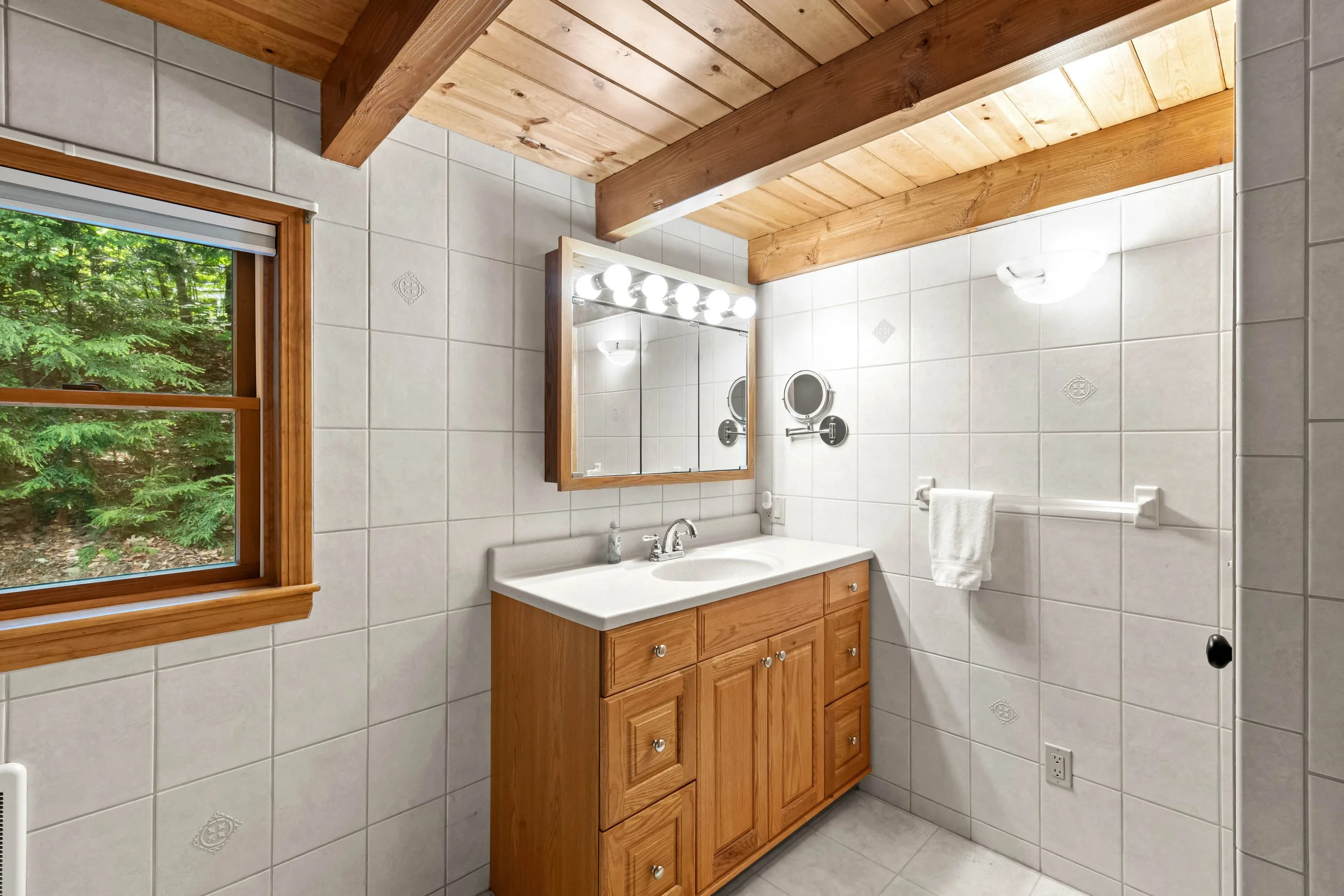 204Linderhoff_Bathroom (1).jpg