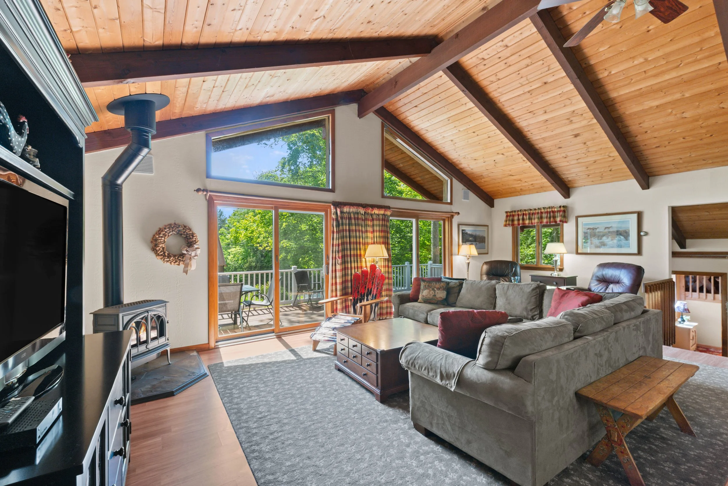 160CoveredBridge_LivingRoom (1).jpg