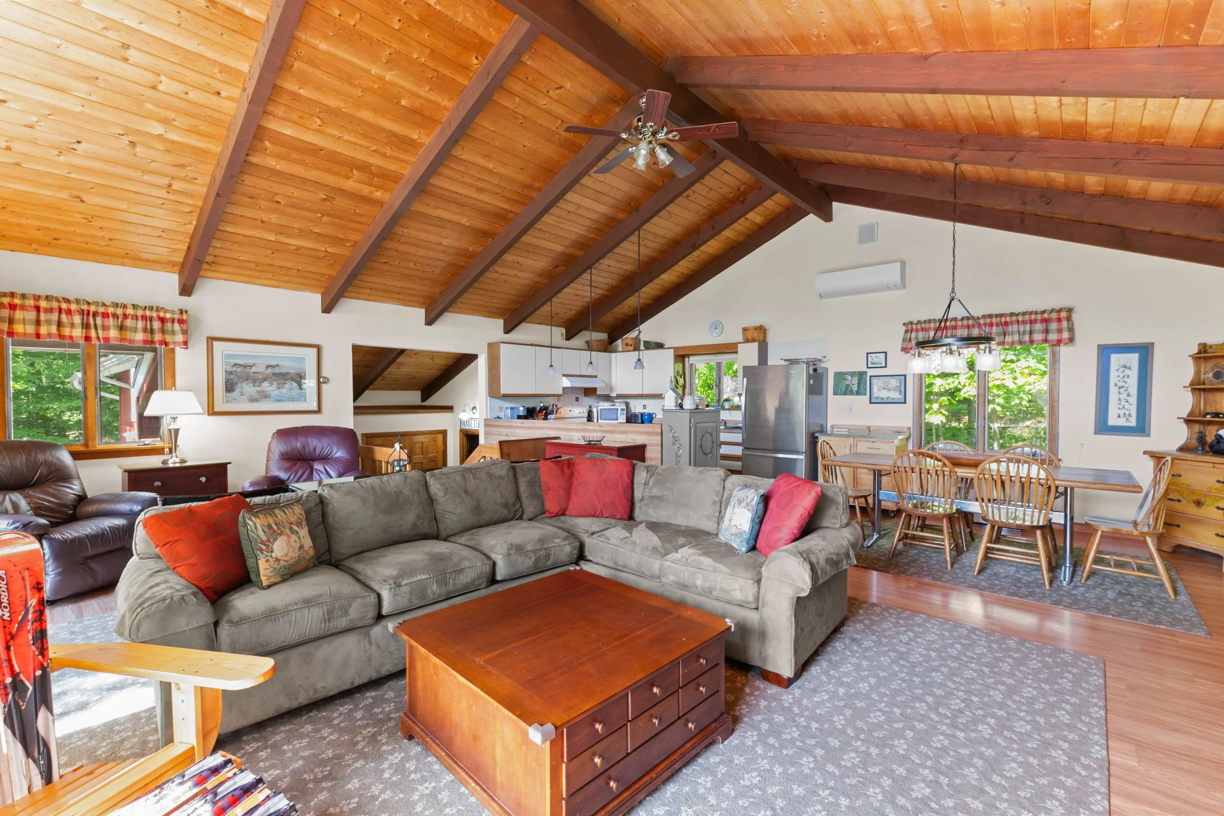 160CoveredBridge_LivingRoom (2).jpg