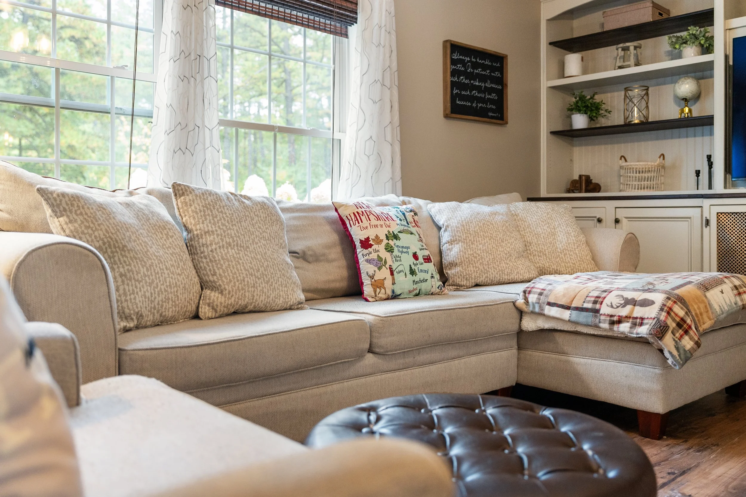 199 SILVER PINE_LivingRoom (12).jpg