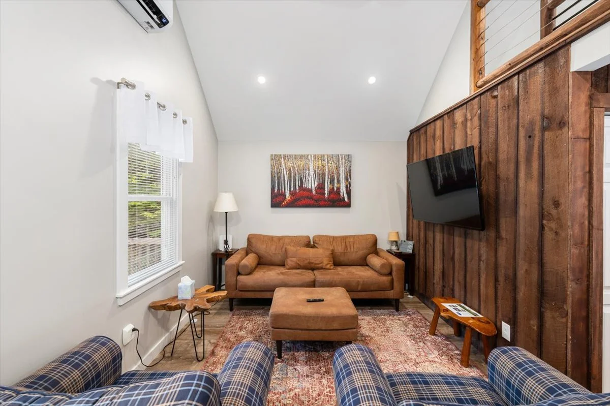 987 WASHINGTON HILL RD_LivingRoom (10).jpg