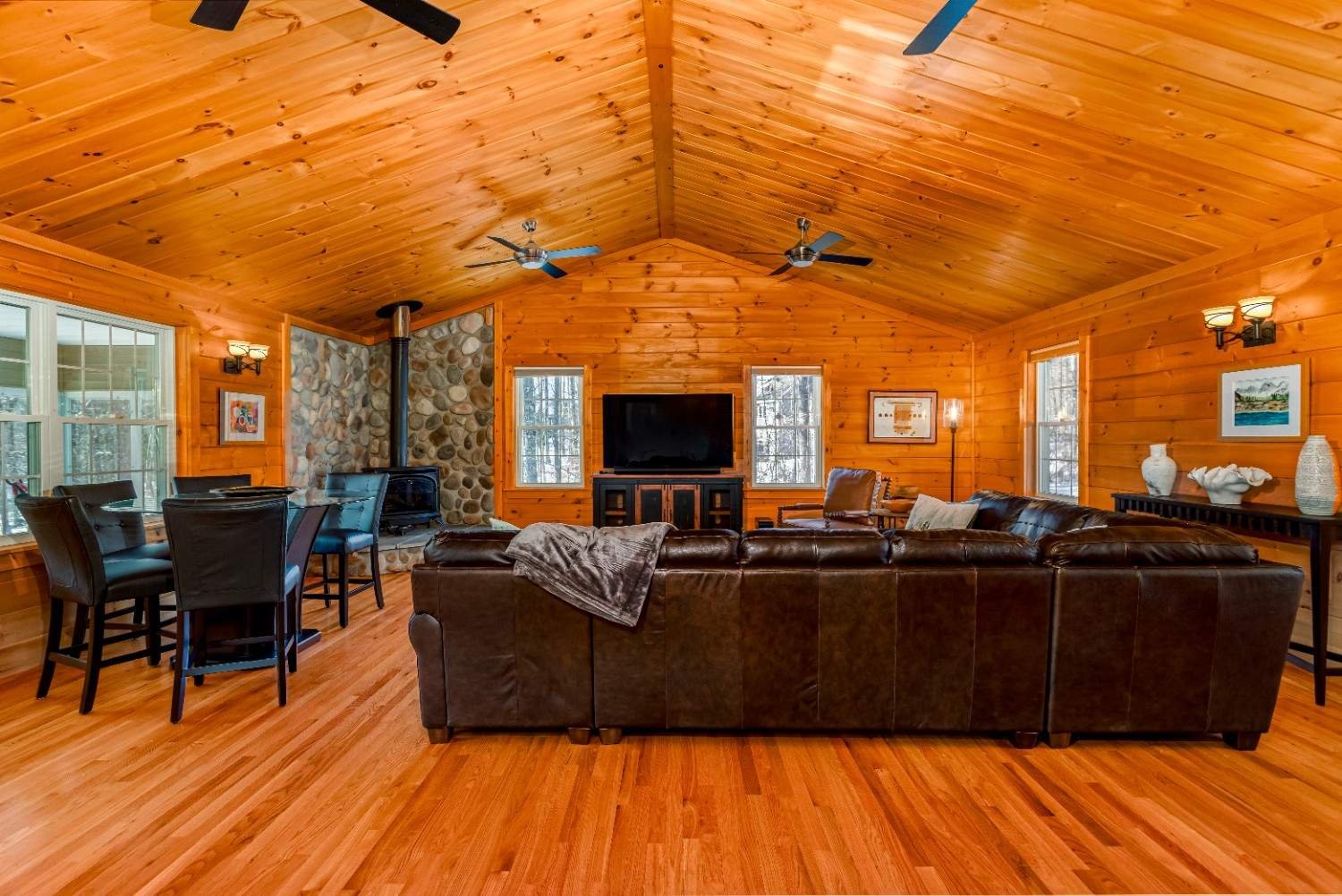 182TimberShoreDrLivingRoom3.jpg