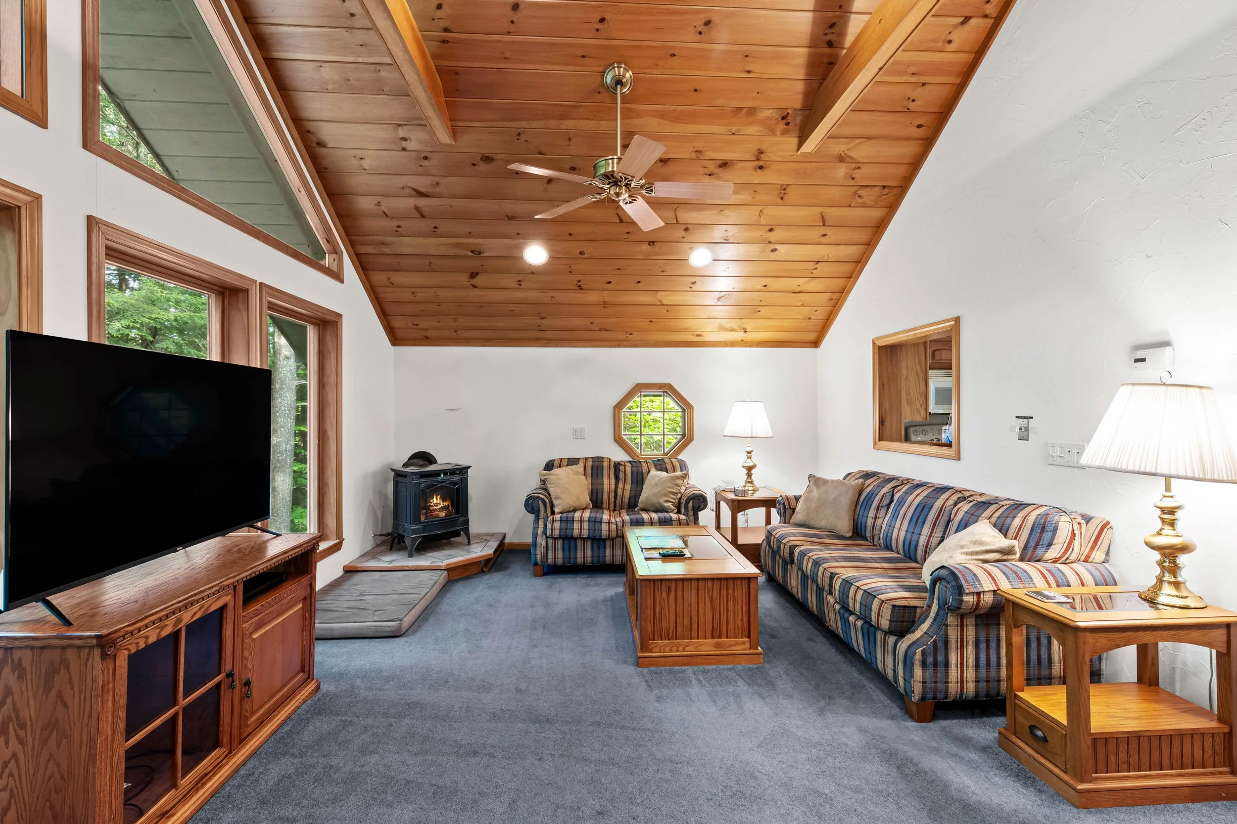 204Linderhoff_LivingRoom (2).jpg