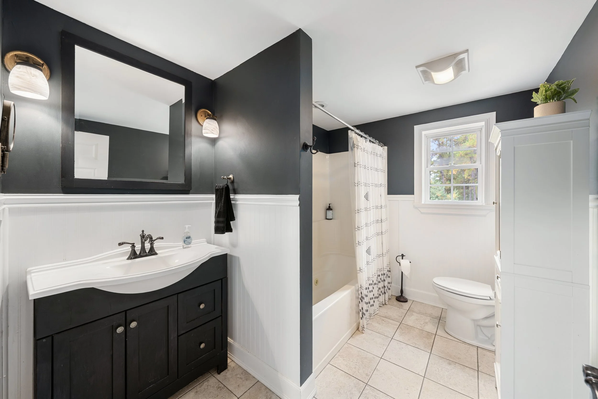 199 SILVER PINE_Bath (4).jpg