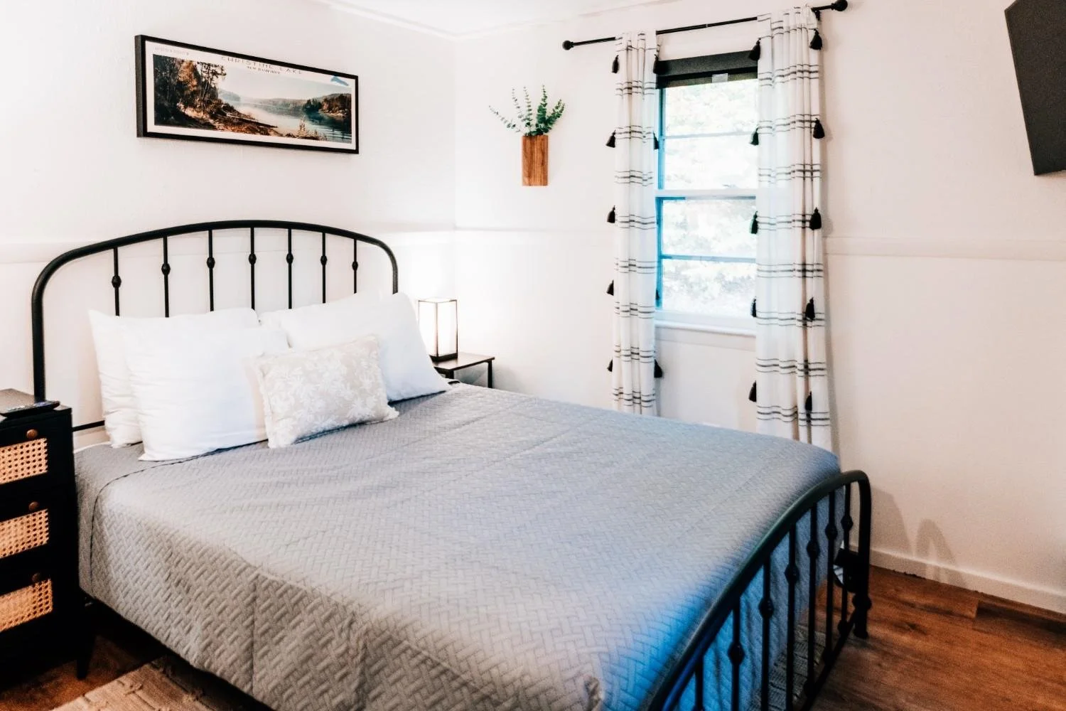 15ALPSTRAUSSE_DownstairsBedroom6.jpg