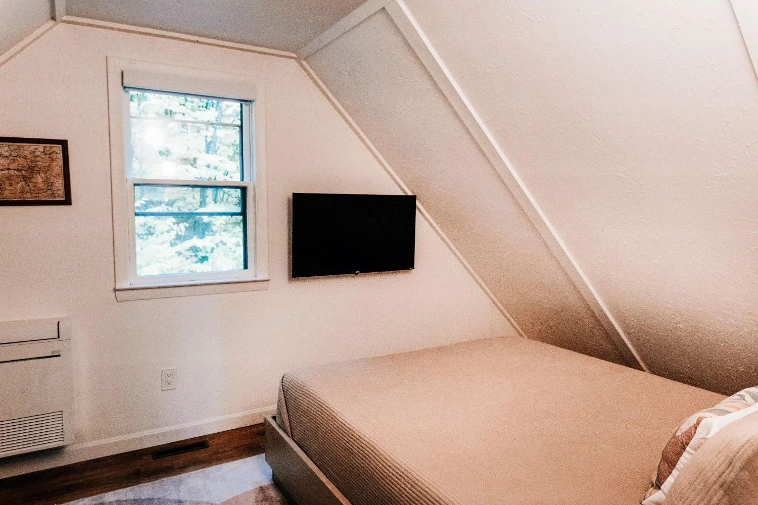 15ALPSTRAUSSE_UpstairsBedroom3.jpg