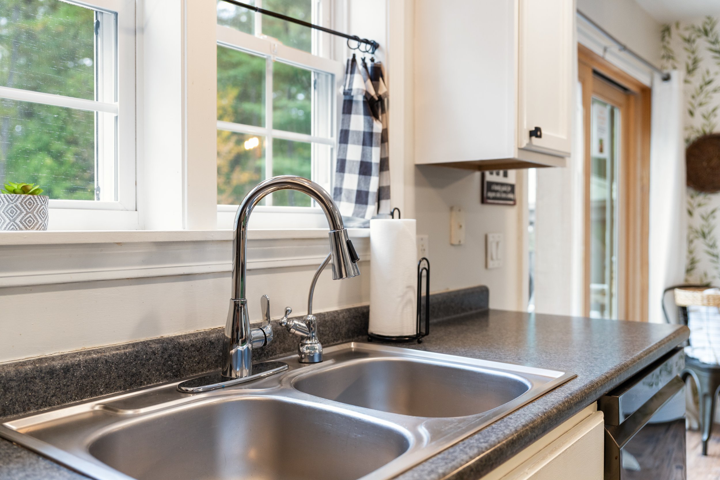 199 SILVER PINE_Kitchen (16).jpg