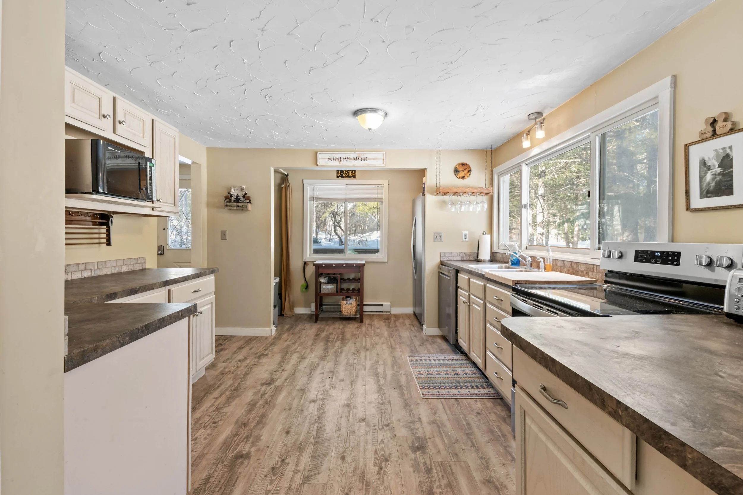 48RIVERSBEND_Kitchen (2).jpg
