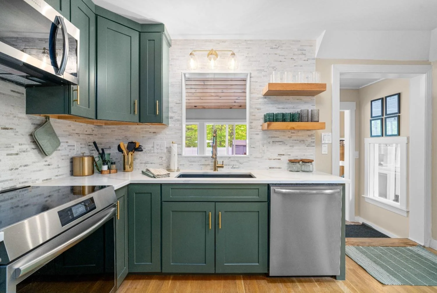 131GROVEST_KITCHEN-DINING4.jpg