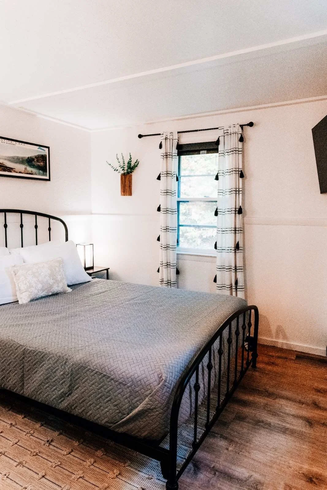 15ALPSTRAUSSE_DownstairsBedroom1.jpg