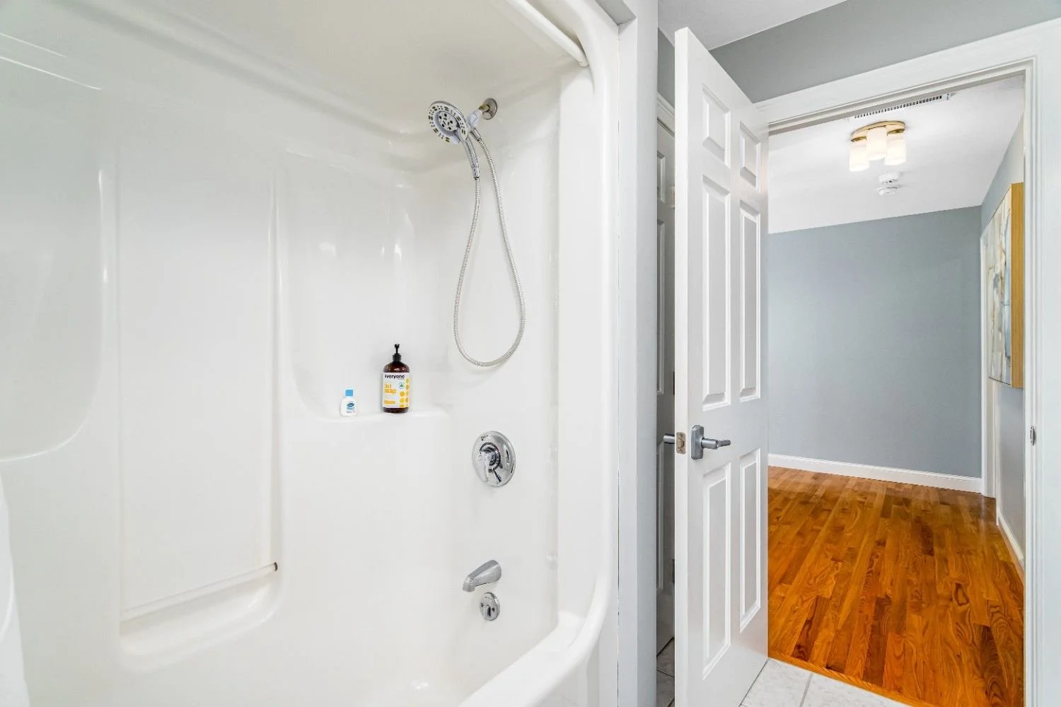 182TimberShoreDrBathroom2.jpg