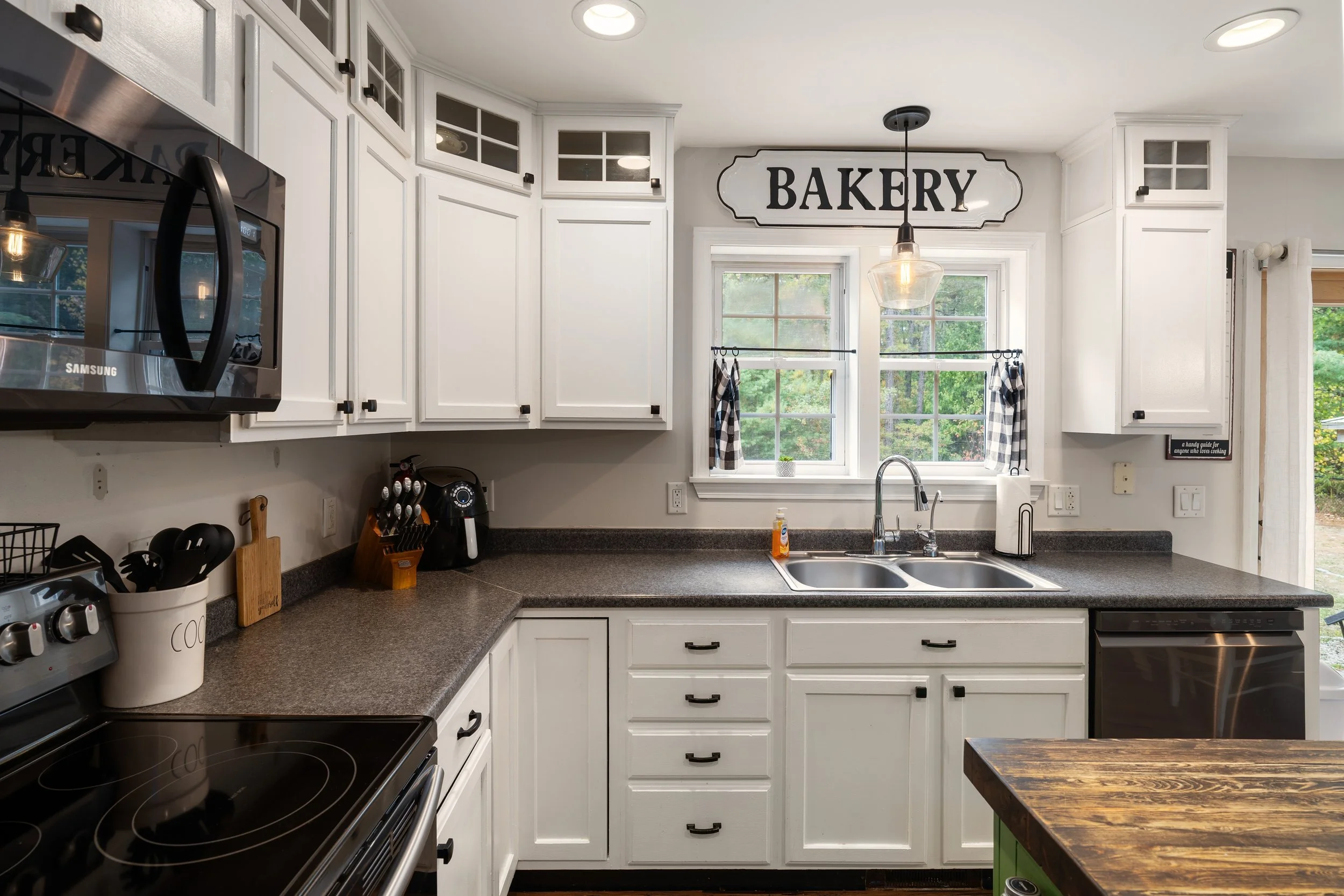 199 SILVER PINE_Kitchen (7).jpg