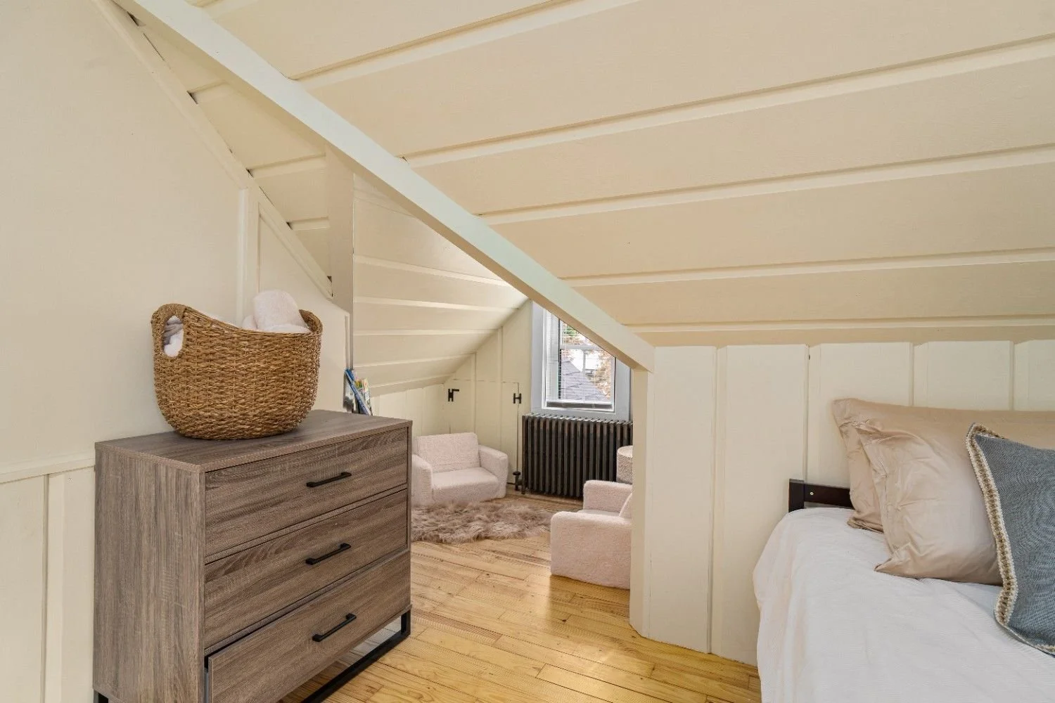 131GROVEST_BEDROOMS6.jpg