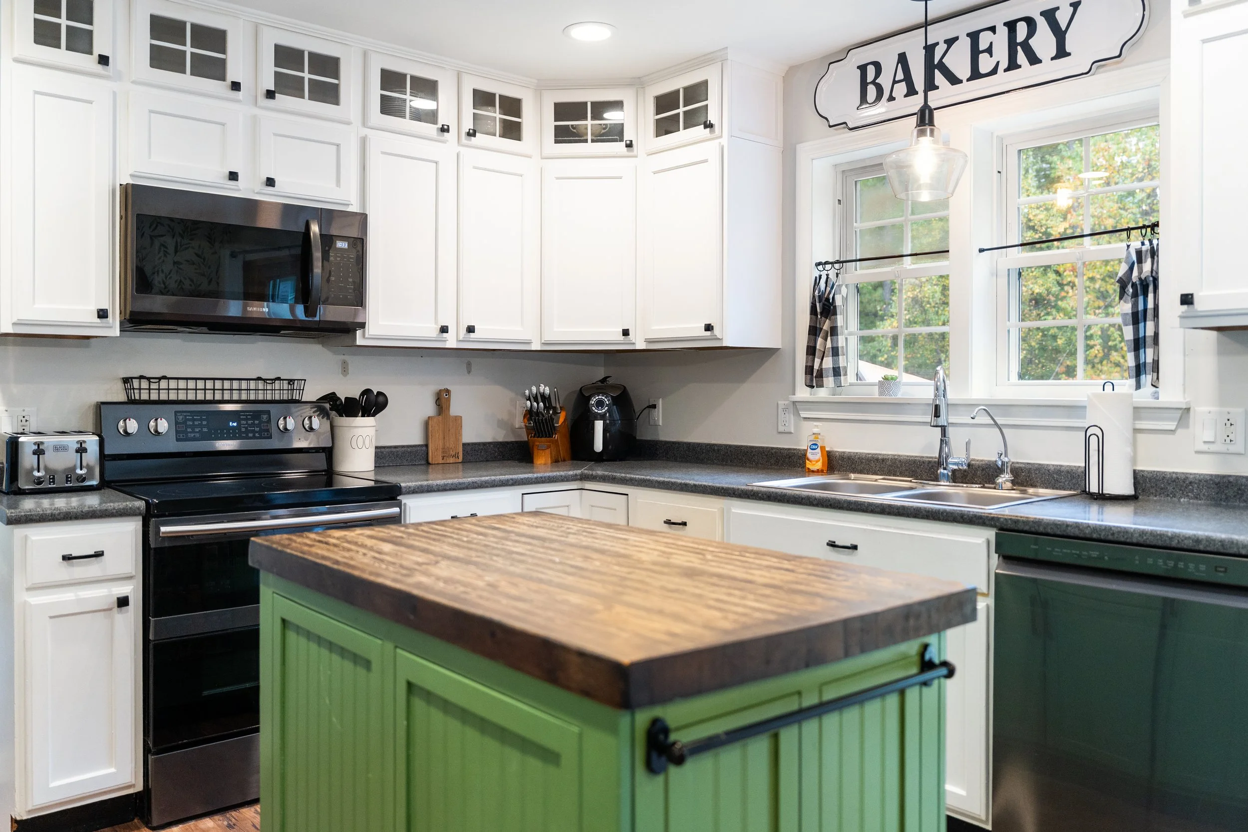 199 SILVER PINE_Kitchen (1).jpg