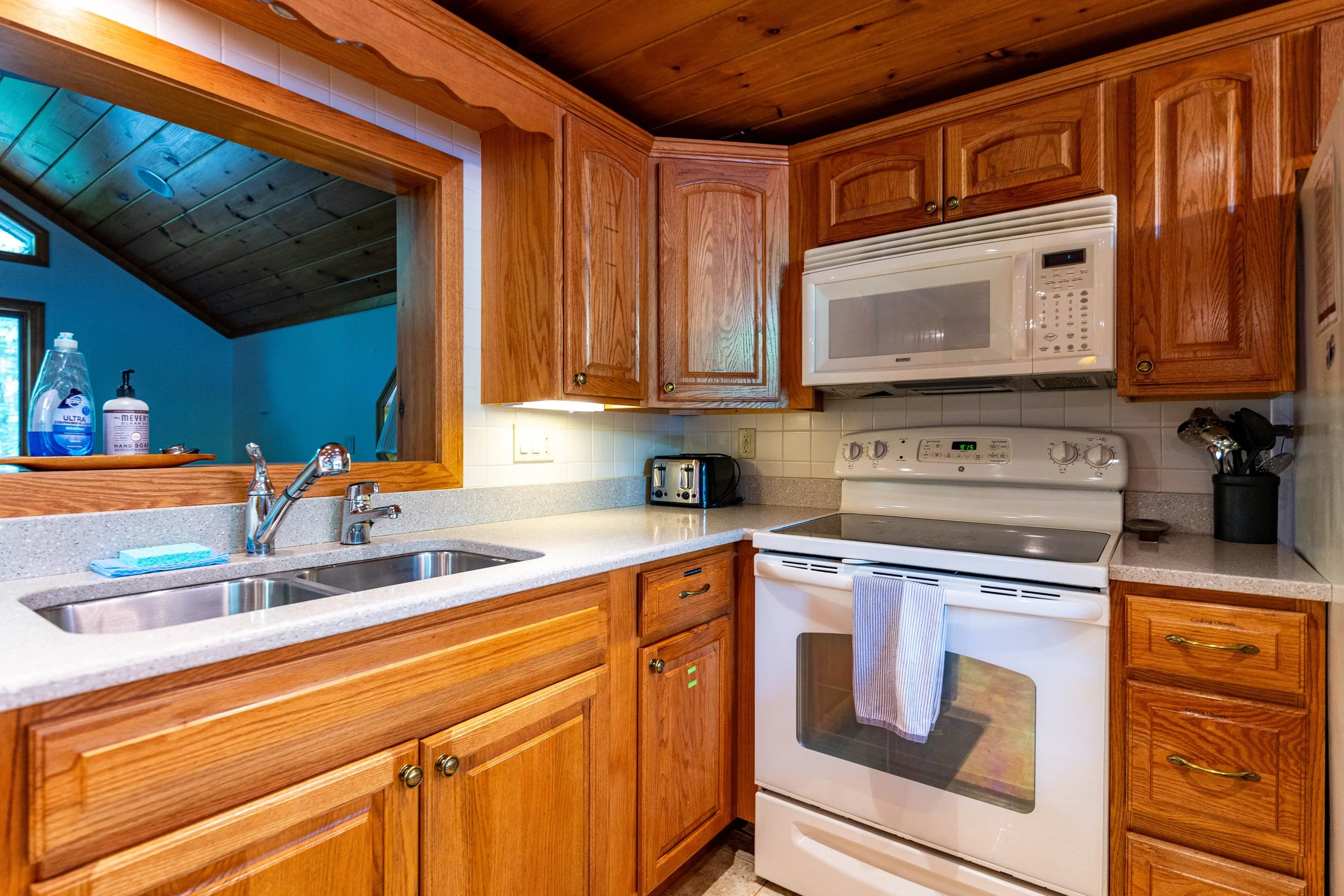 204Linderhoff_KitchenandDining (4).jpg