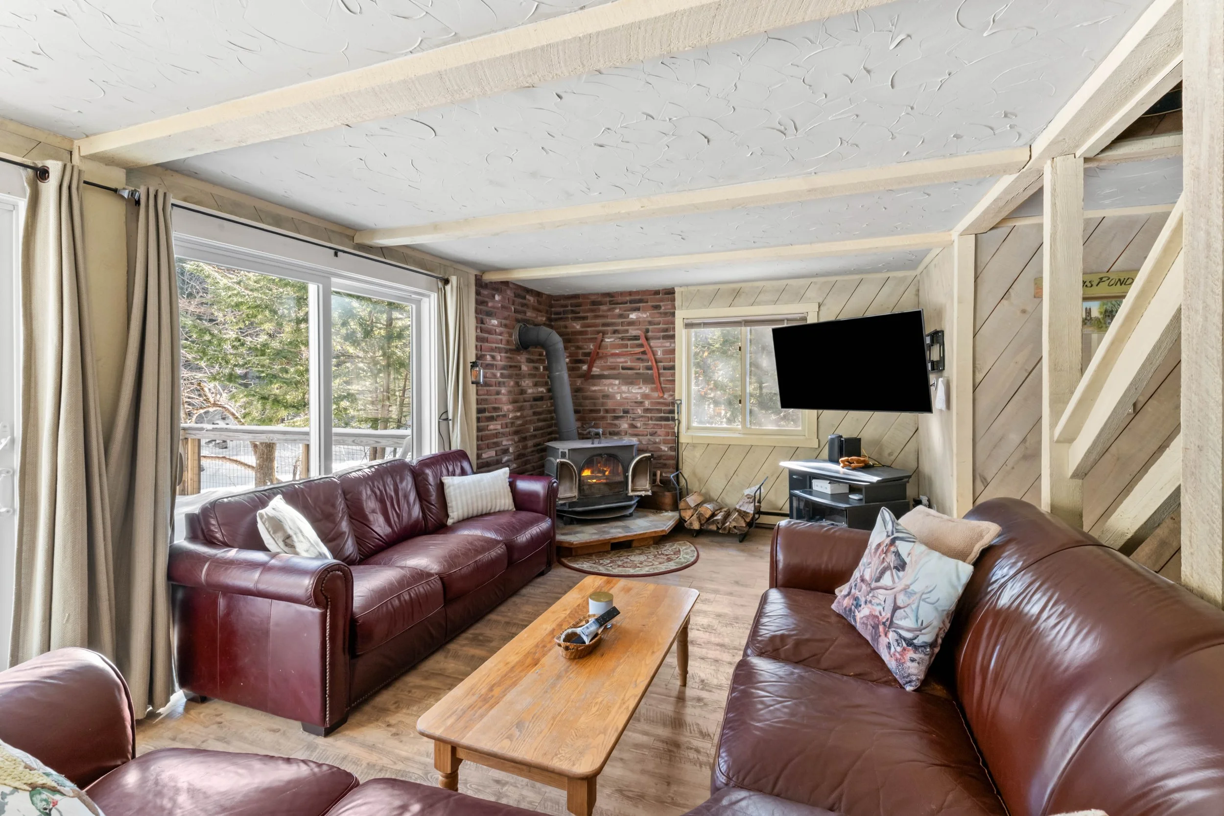 48RIVERSBEND_LivingRoom (1).jpg