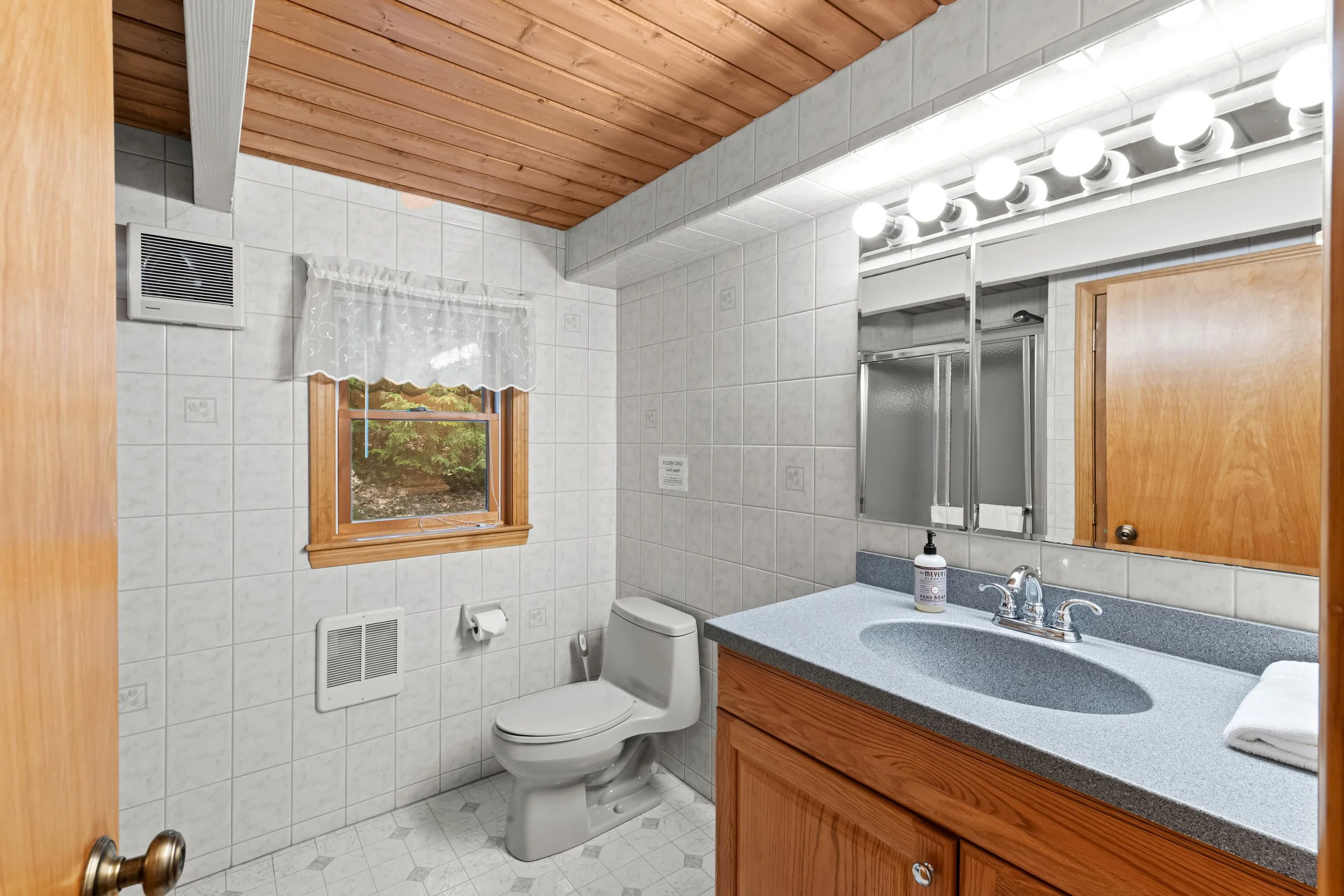 204Linderhoff_Bathroom (2).jpg
