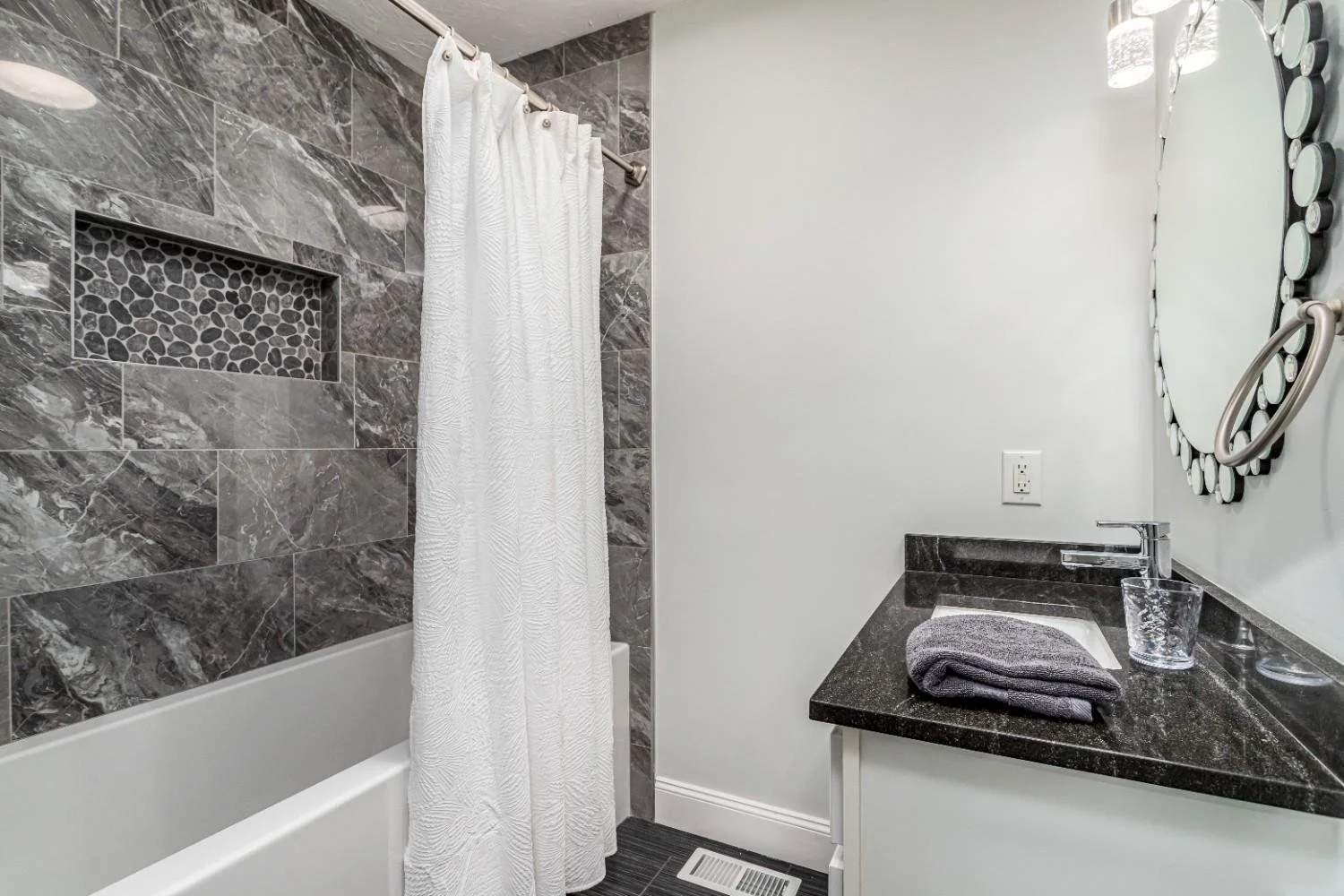 182TimberShoreDrBathroom5.jpg