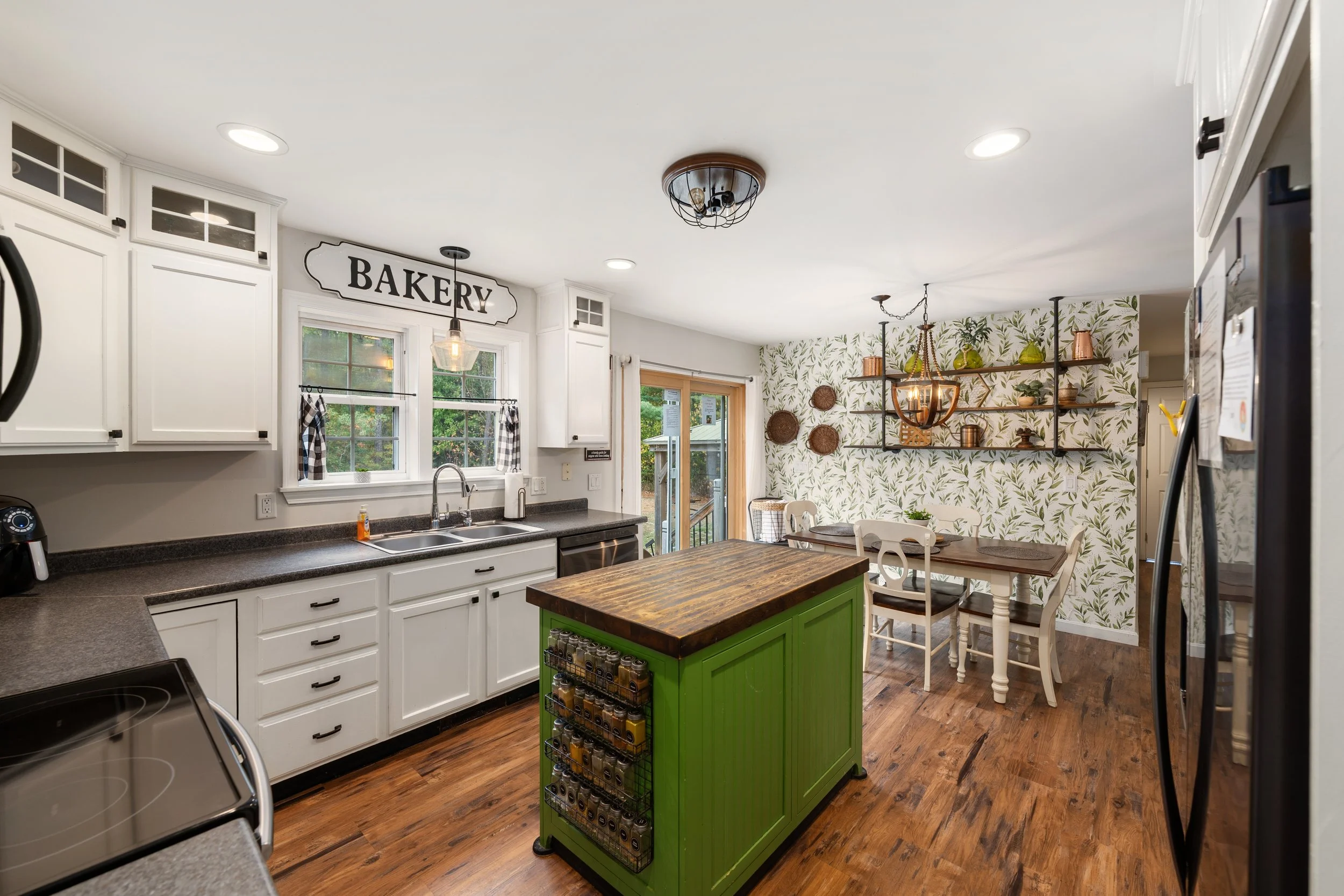 199 SILVER PINE_Kitchen (8).jpg