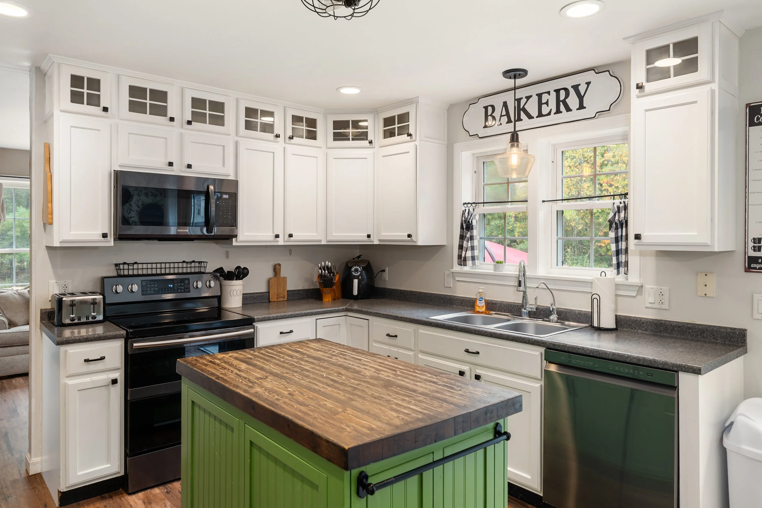 199 SILVER PINE_Kitchen (3).jpg