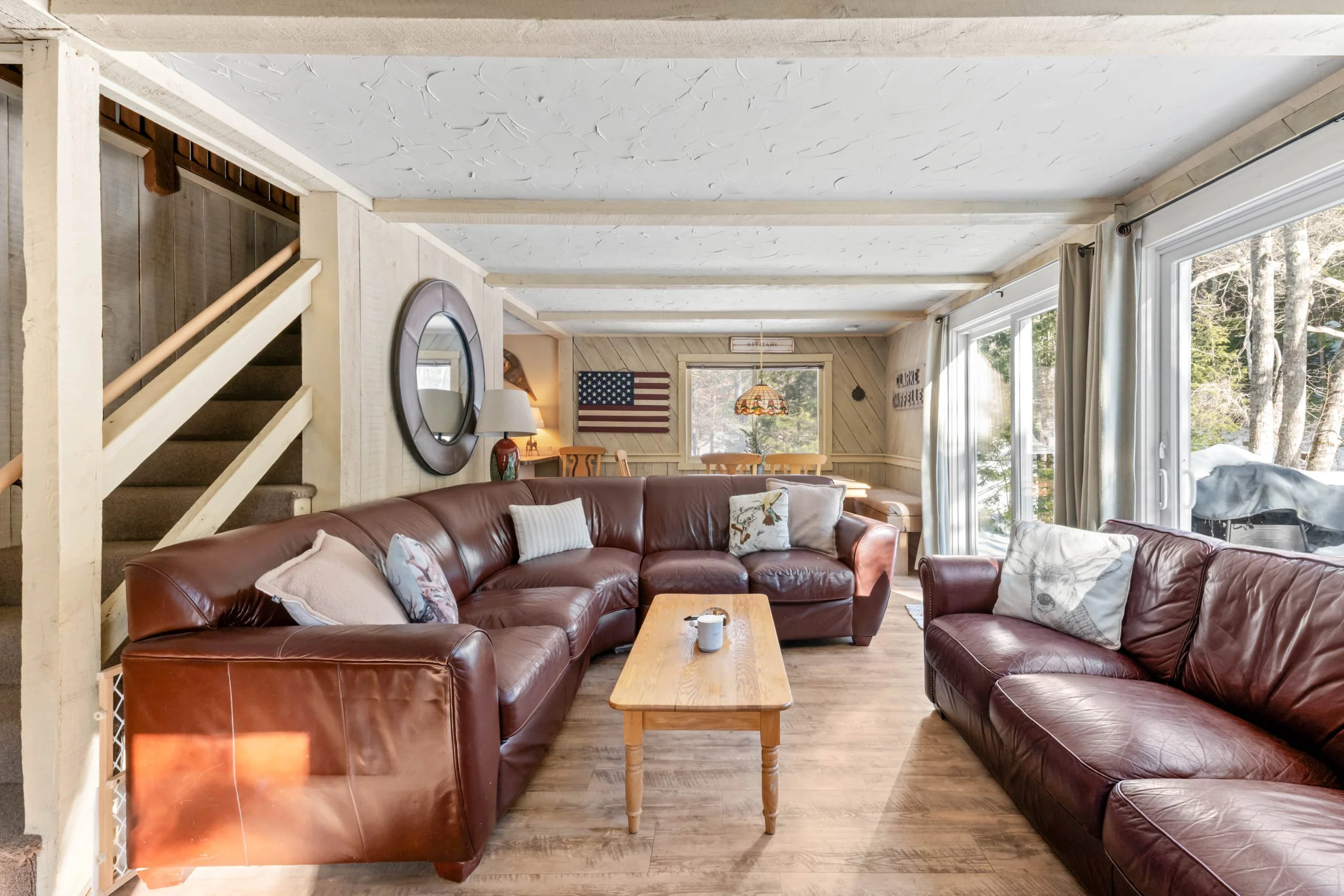 48RIVERSBEND_LivingRoom (2).jpg