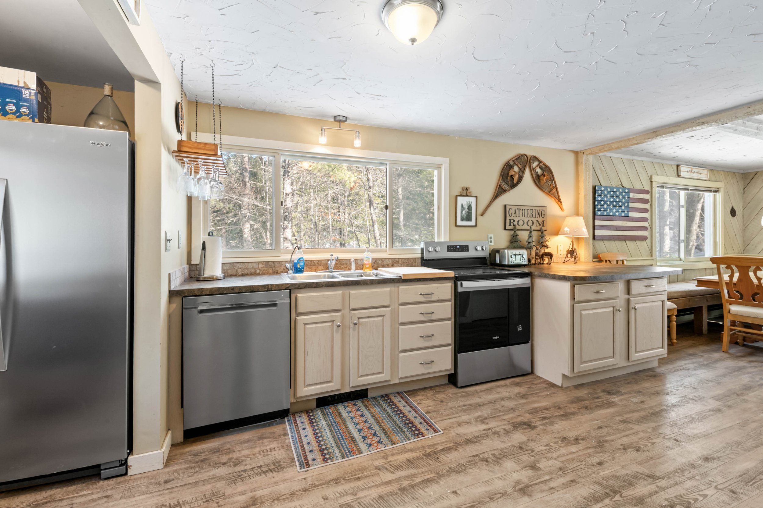 48RIVERSBEND_Kitchen (1).jpg