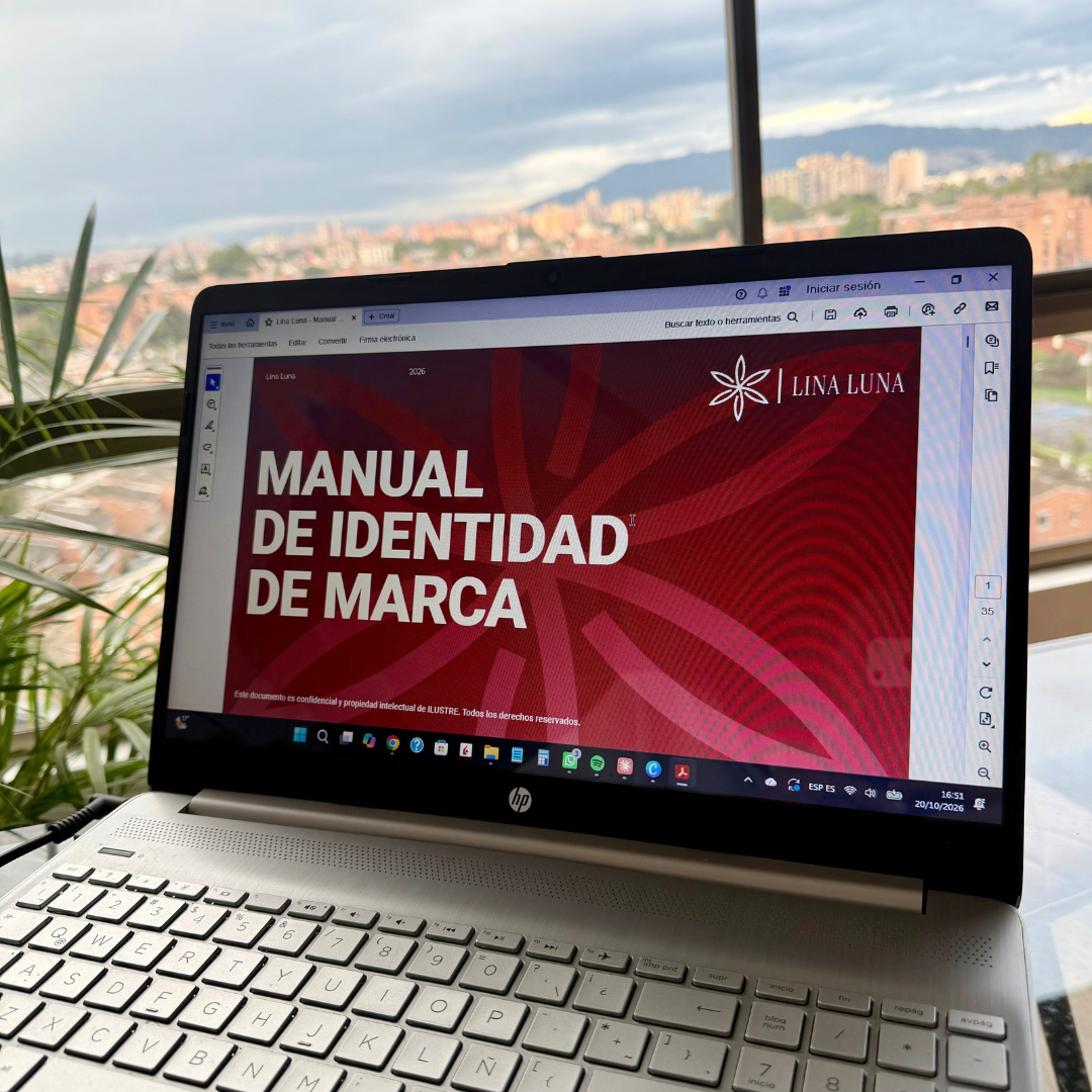 Servicio de marca personal para ejecutivos y líderes: manual de identidad de marca en un portátil