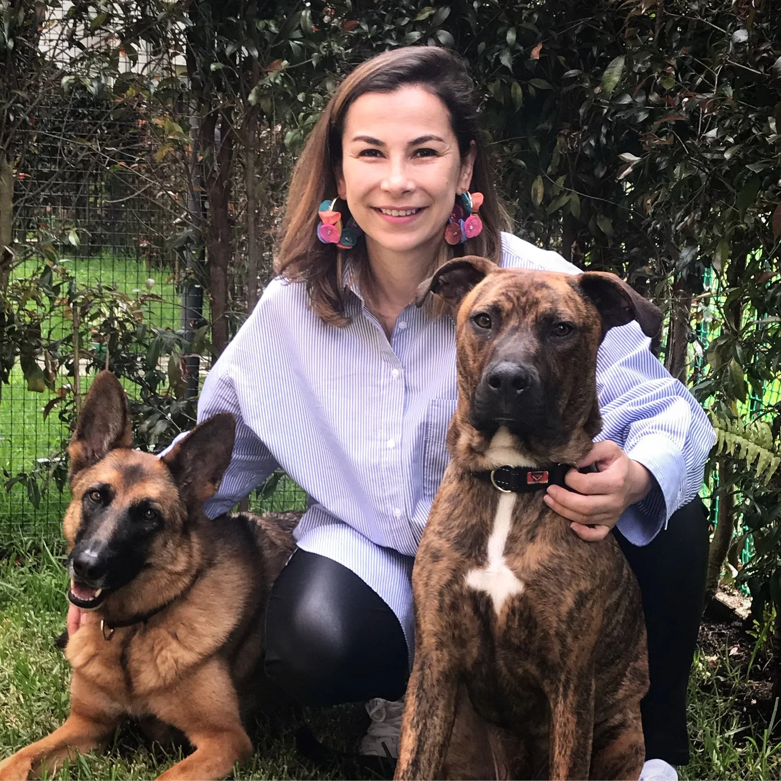 Johanna Giraldo en lo personal, sonriendo junto a sus dos perros