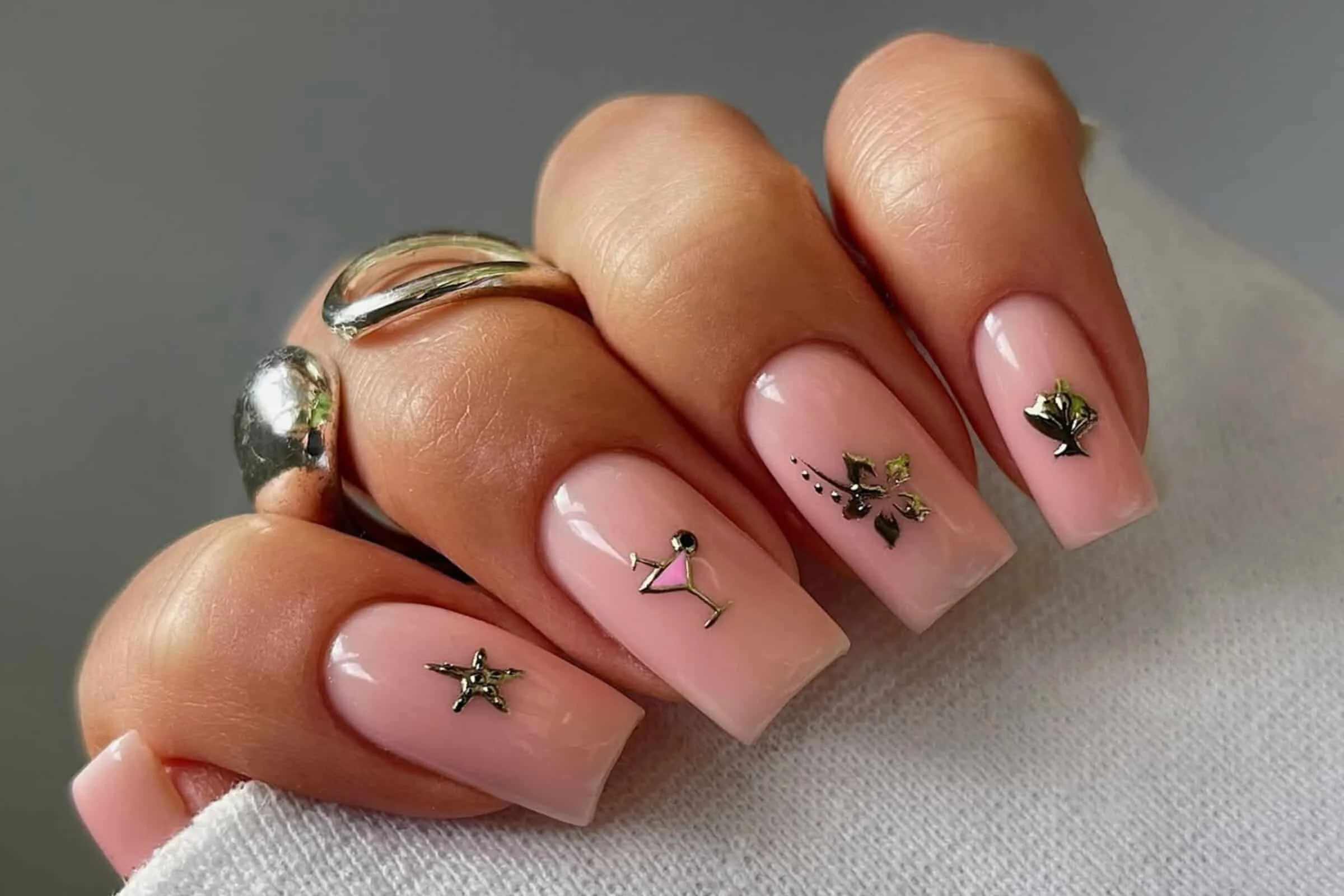 Example: Nail Artist