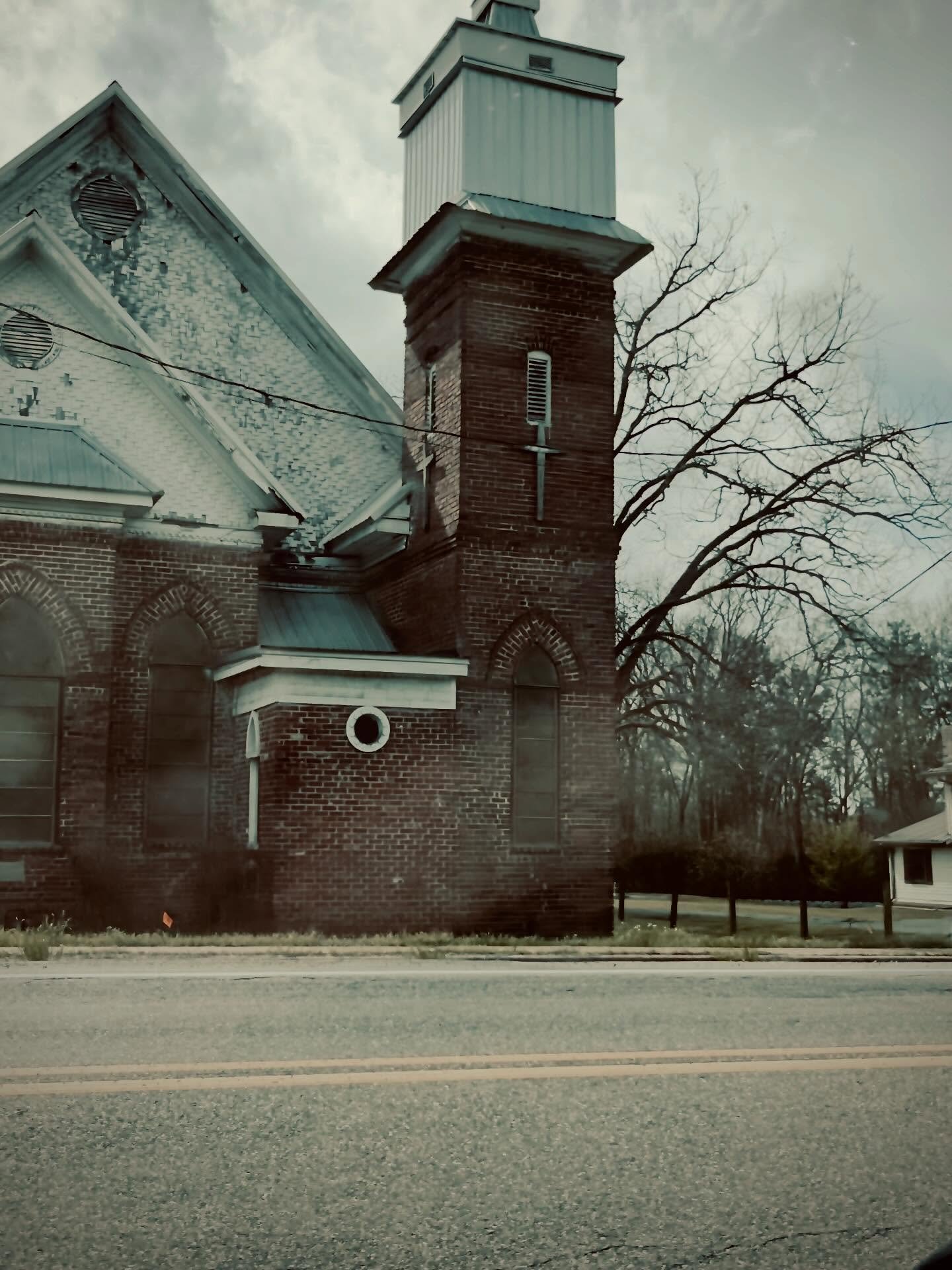 a little photography from my way home- God, i love the south(can we tell churches are my fave?)
