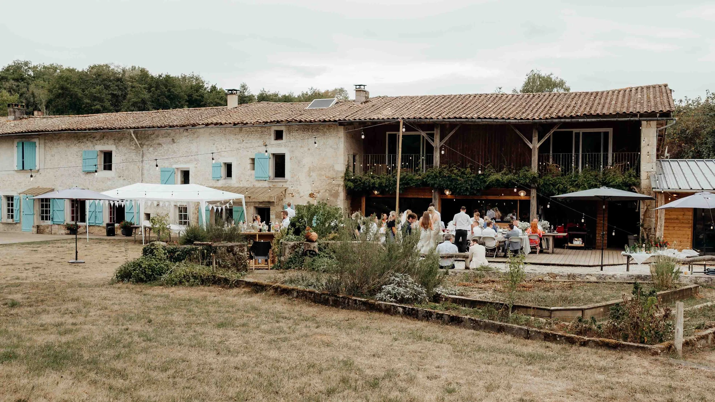 ellis-sam-Saint-Martin-de-Saint-Maixent-wedding-19.jpg