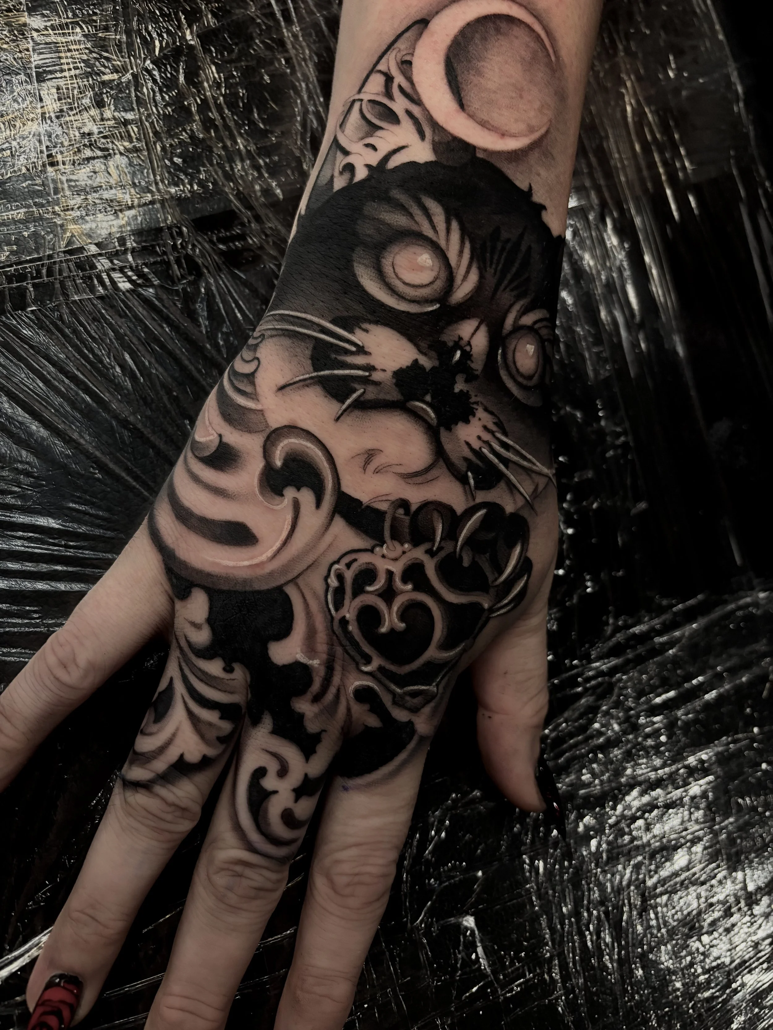 Black and gray ornamental tattoo on thigh