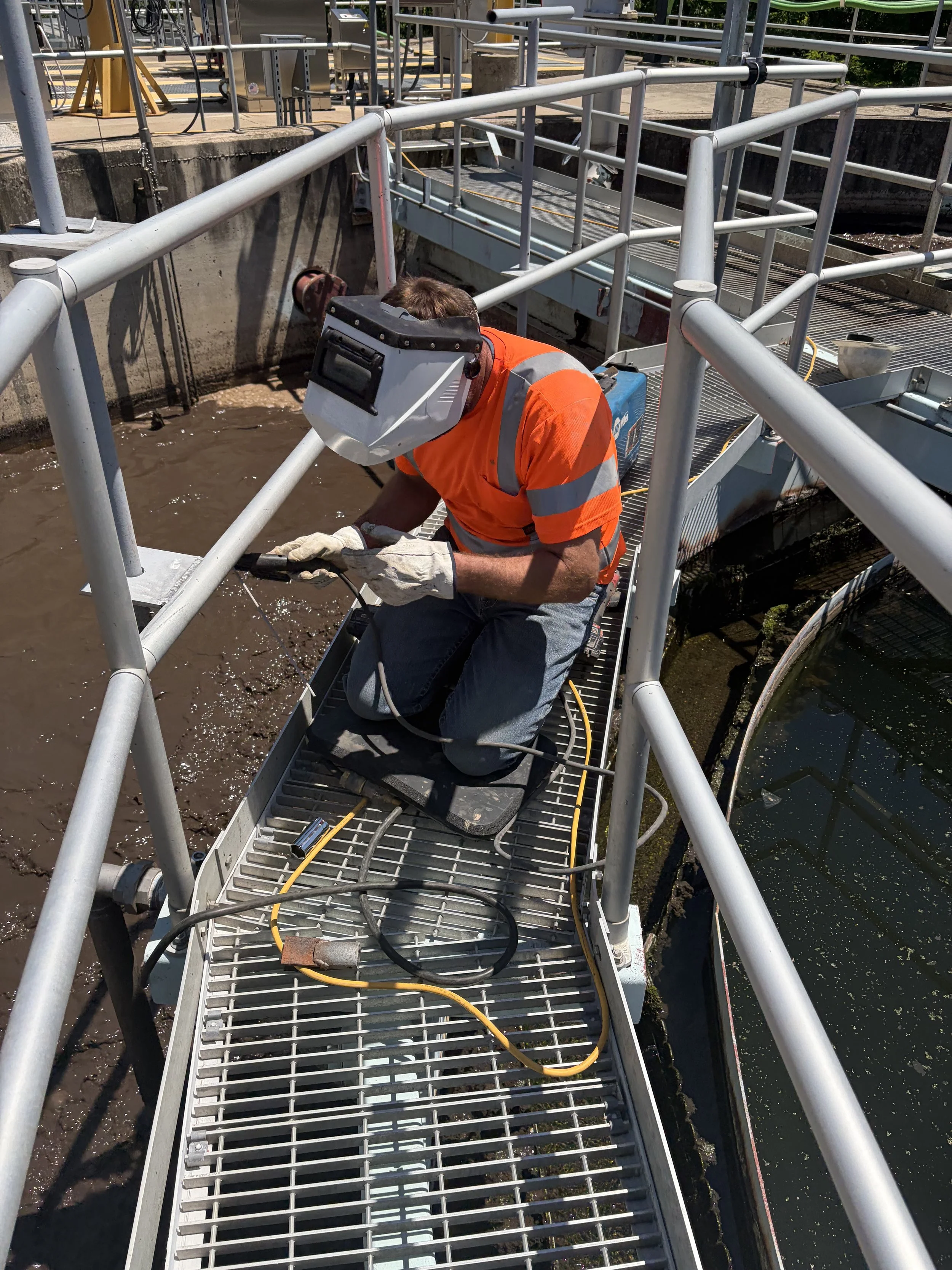 Welding new handles on gate valves to control aeration flow