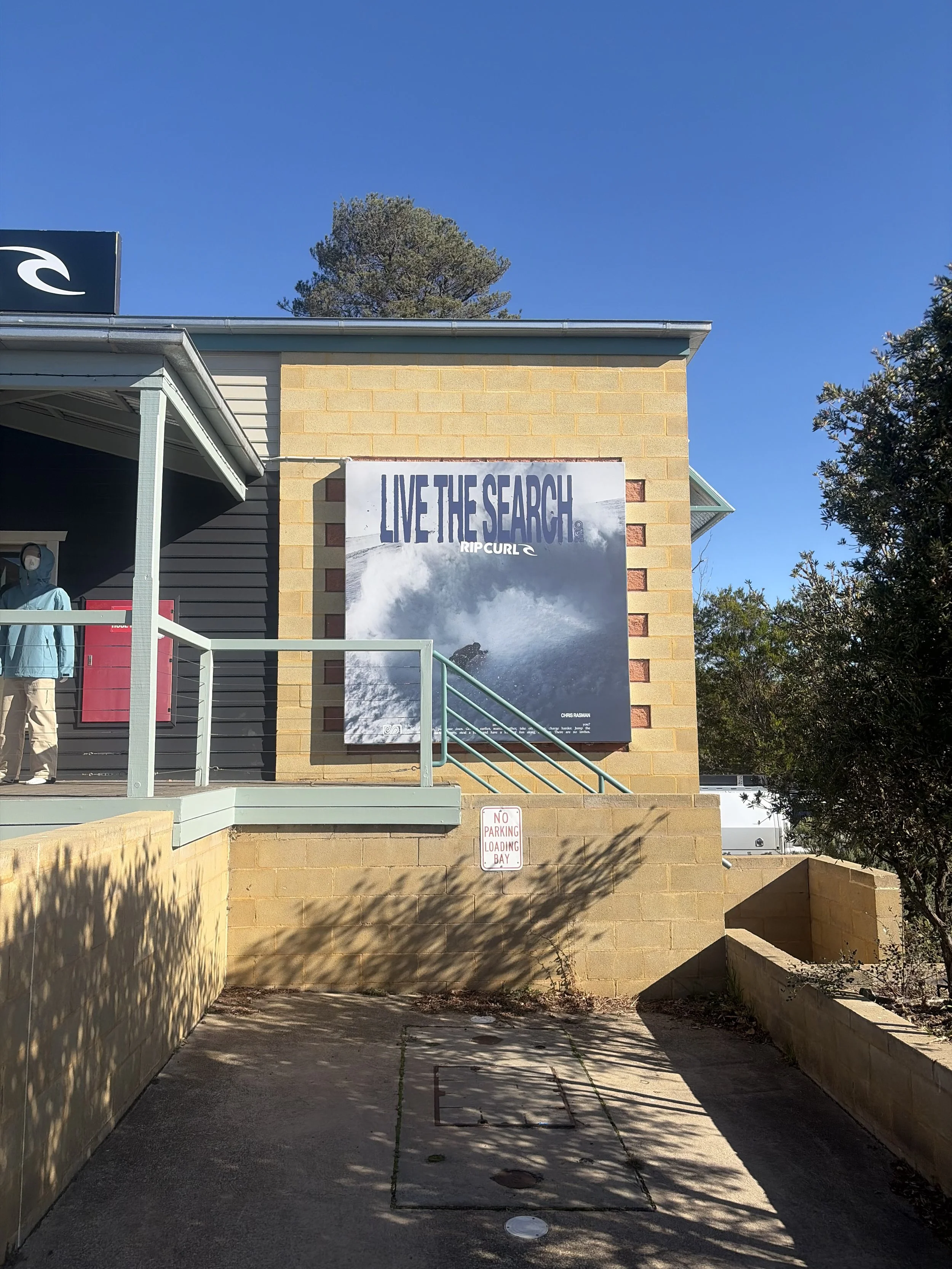 Rip Curl Jindabyne – Rooftop and illuminated shop signage.
