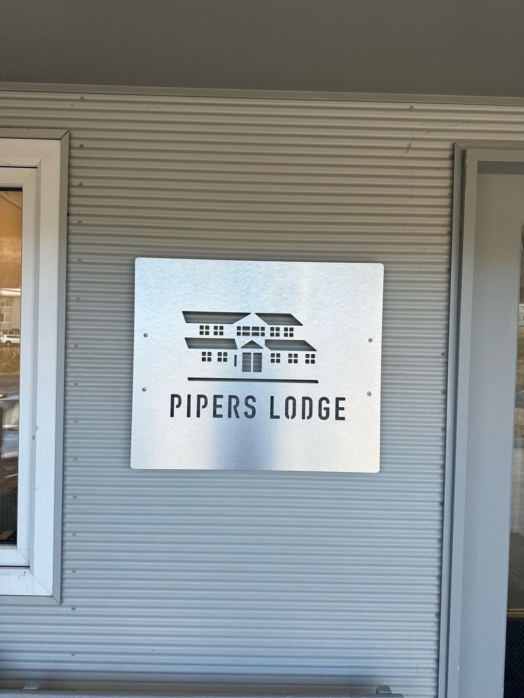 🏔️✨ Pipers Lodge just got a whole lot easier to find! 👀

We recently completed some signage work for Pipers Lodge, including their new aluminium sign, door decals and parking signs. 👌

Good signage makes a difference. 😎

From signs and decals to 