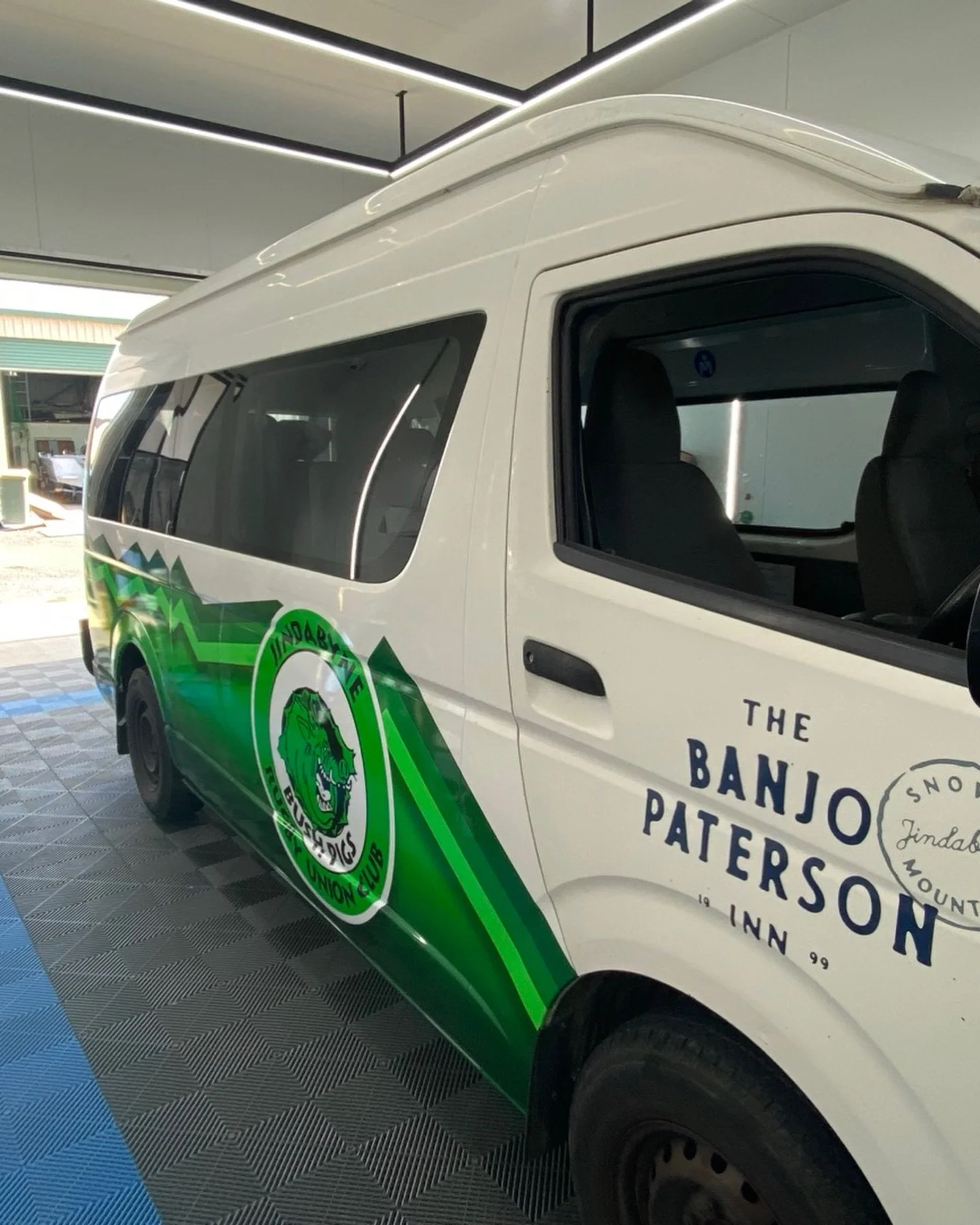 🐗🏉 You might&rsquo;ve seen these pigs around town! 🚌💨

We recently wrapped buses for the Jindabyne Rugby Union Club &mdash; the Mighty Bush Pigs &mdash; and installed all their sponsor stickers, including ours! 🤙

Keep an eye out around the Snow