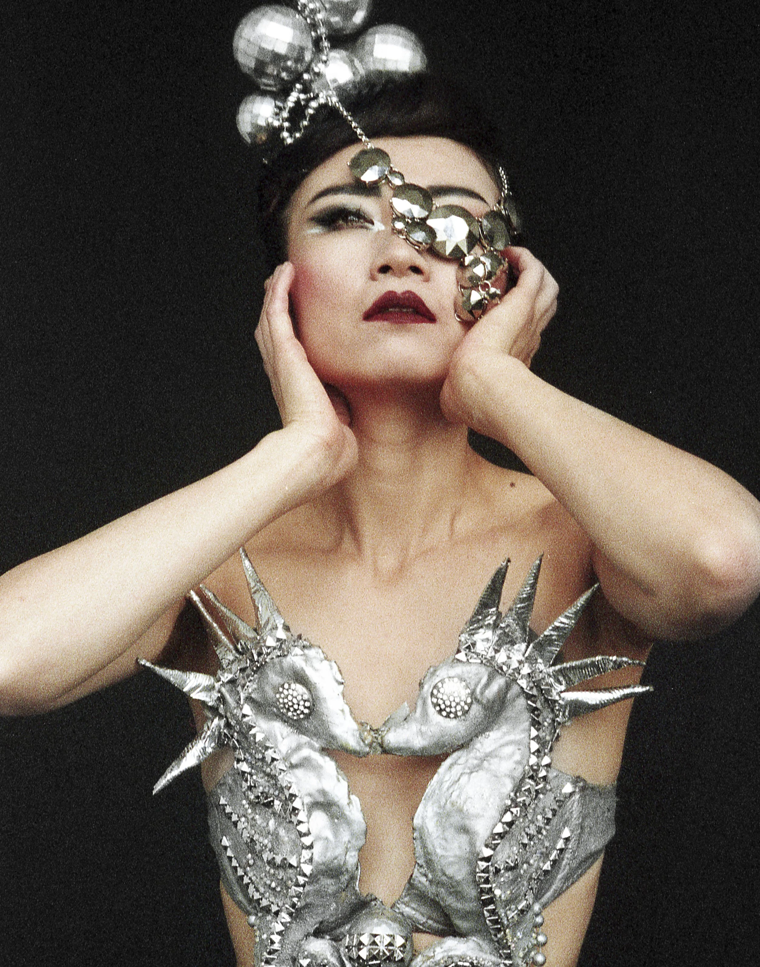 Photographer Elizabeth Waterman
Wearable Art by Masae Satouchi