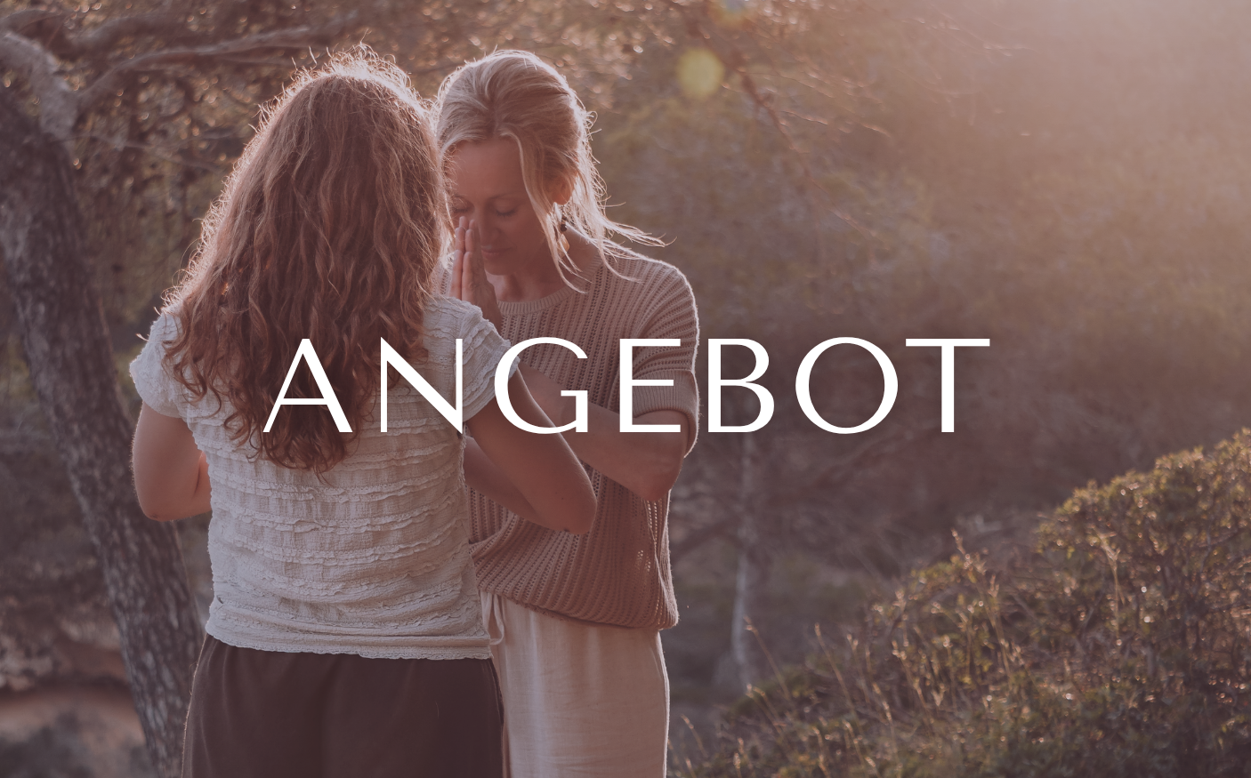 Zwei Frauen, die im Sonnenlicht im Wald beten oder meditieren, mit der Überschrift Angebot.